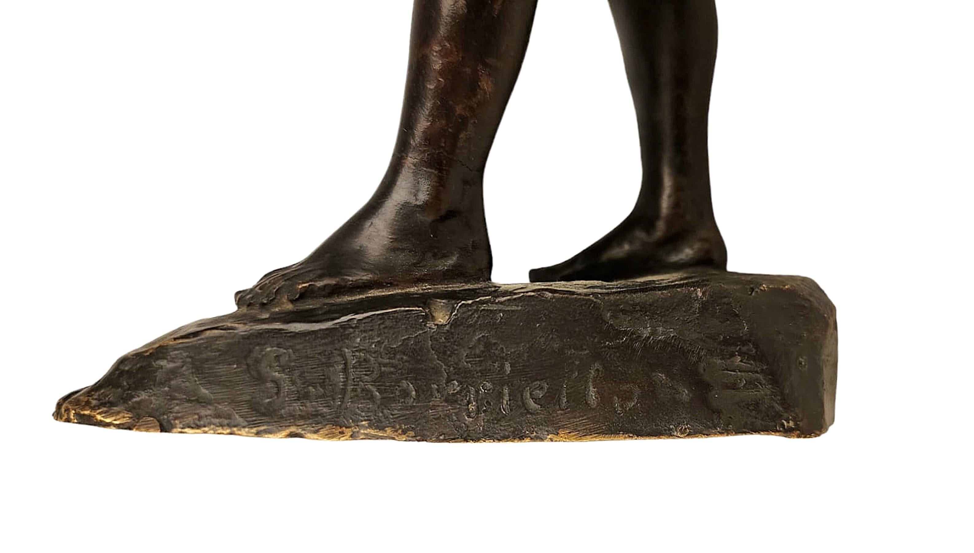 Scultura in bronzo patinato di ragazzo che regge brocche firmata dall'italiano G. Borriello In condizioni buone in vendita a North Miami, FL