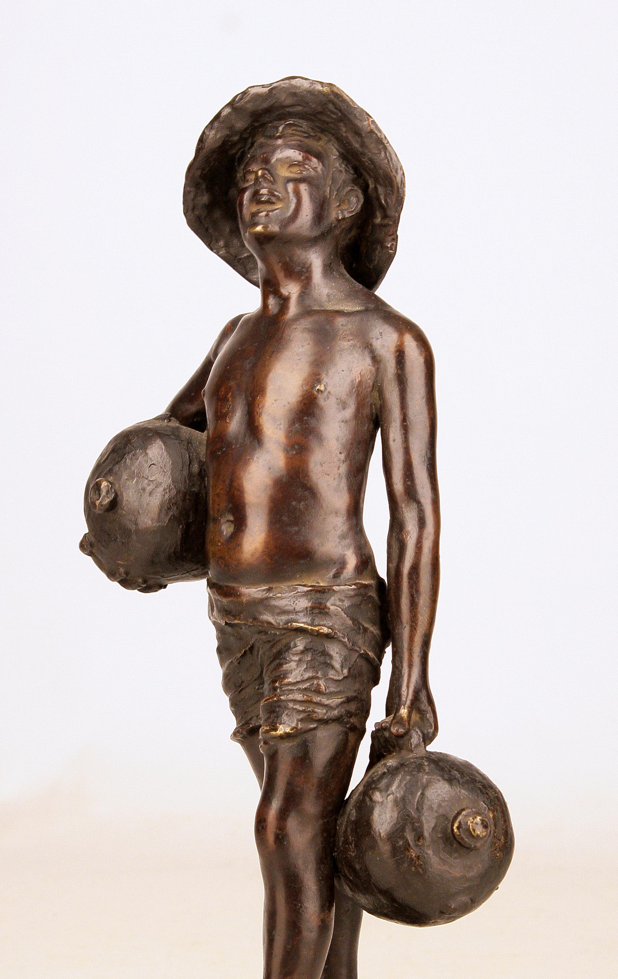 Italiano Scultura in bronzo patinato di ragazzo che regge brocche firmata dall'italiano G. Borriello in vendita