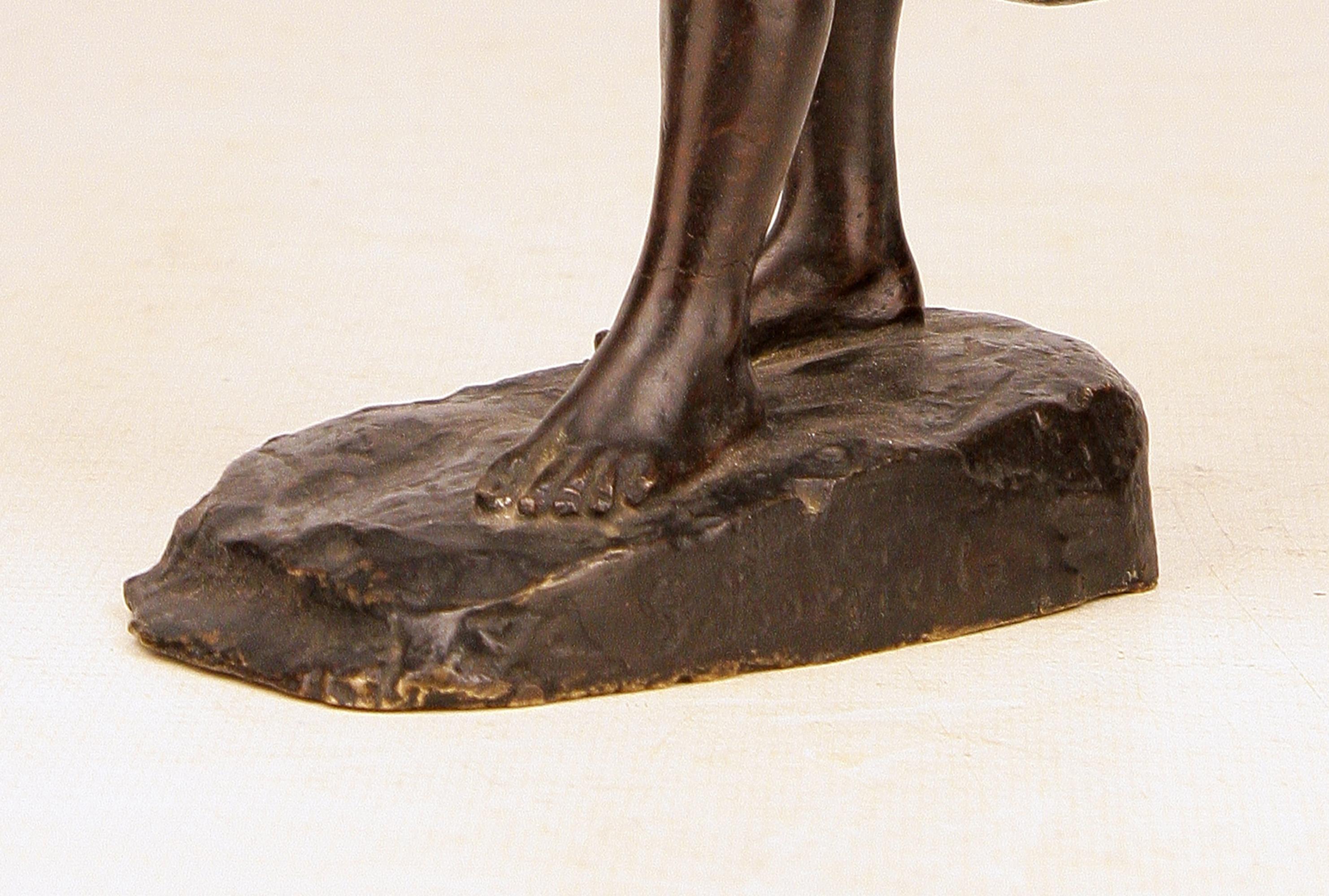 Calco Scultura in bronzo patinato di ragazzo che regge brocche firmata dall'italiano G. Borriello in vendita