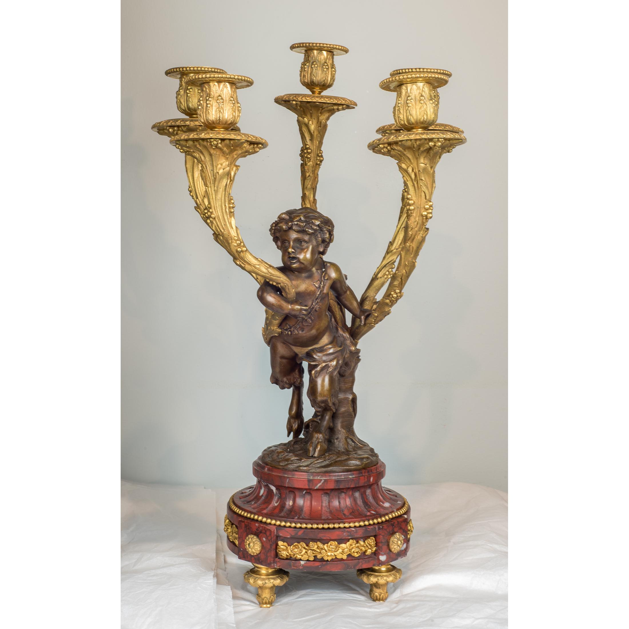 Une magnifique sculpture française en bronze patiné représentant Cupidon et Psyché est intitulée 