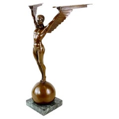 Escultura de Bronce Patinado de Ícaro, Base de Mármol, Estilo Art Decó, Siglo XXI.