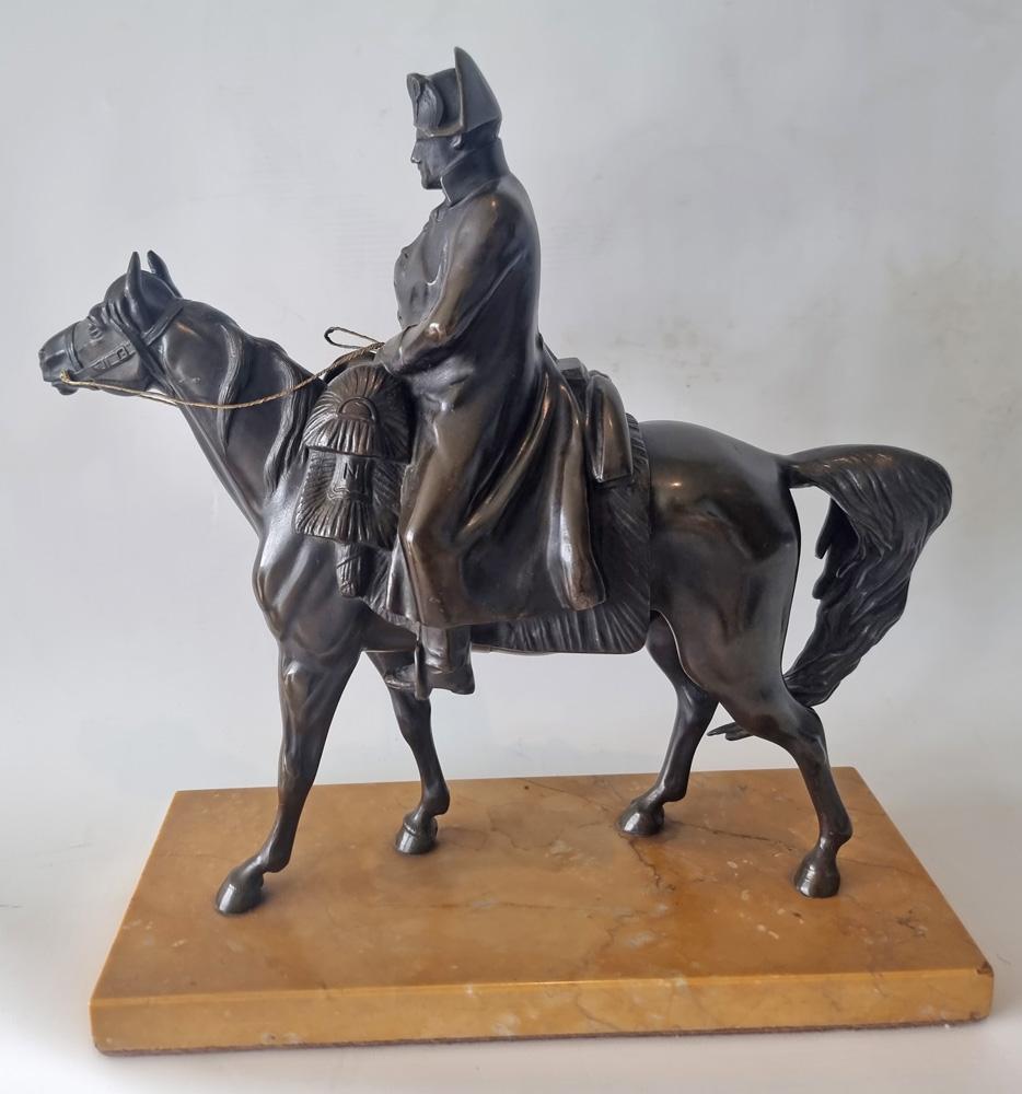 Patinated Bronze Sculpture of Napoleon on his horse Marengo, on Sienna Marble Francés en venta