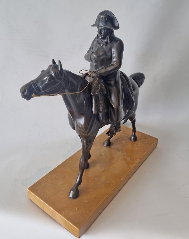 Patinated Bronze Sculpture of Napoleon on his horse Marengo, on Sienna Marble Patinado en venta