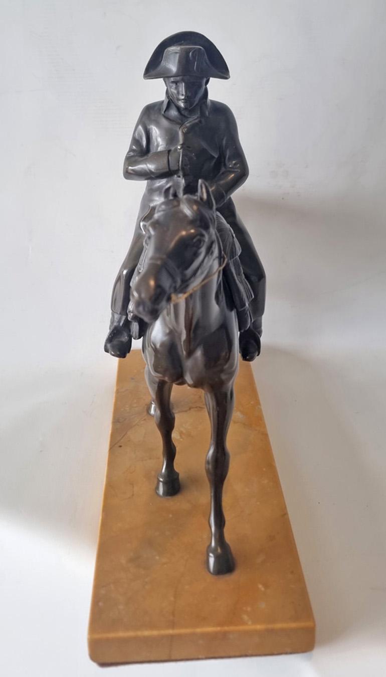 Patinated Bronze Sculpture of Napoleon on his horse Marengo, on Sienna Marble en Bueno estado para la venta en London, GB