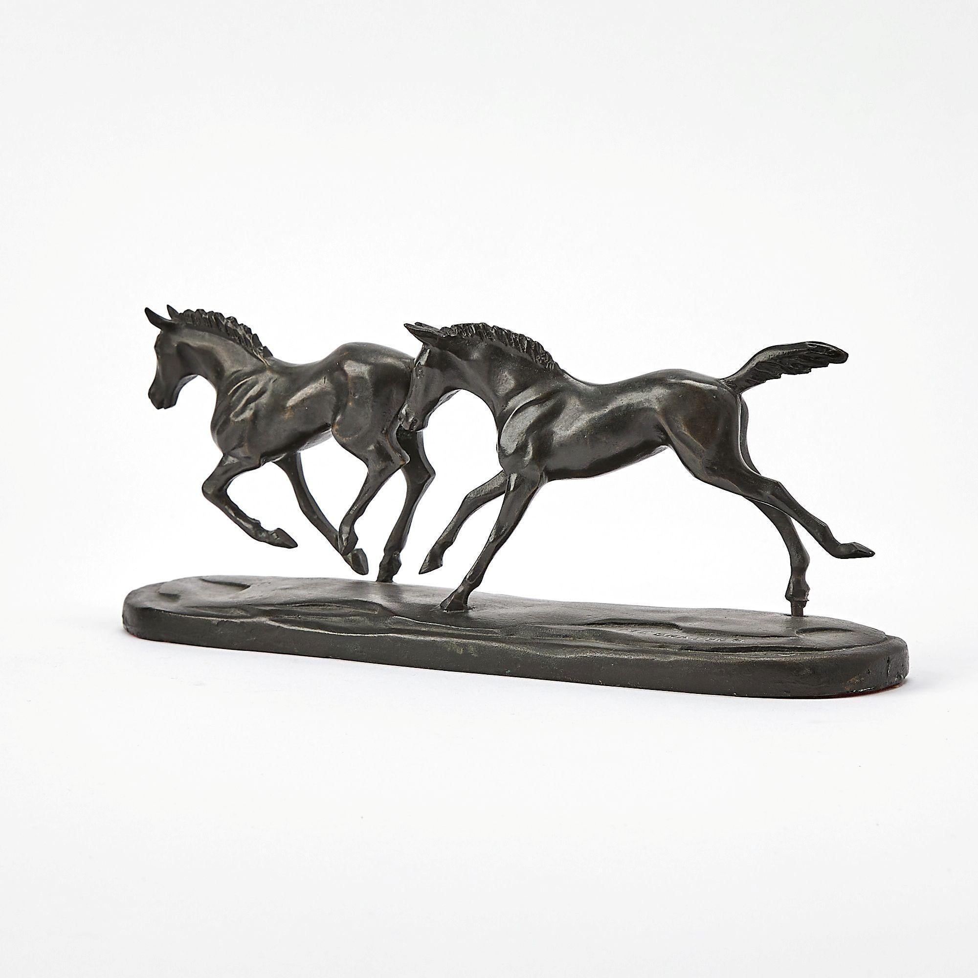 Scultura in bronzo patinato di due cavalli in corsa che cattura la bellezza senza tempo dello spirito equino.  Realizzata in bronzo e con una notevole attenzione ai dettagli, la sua costruzione garantisce il peso e la presenza inconfondibili che
