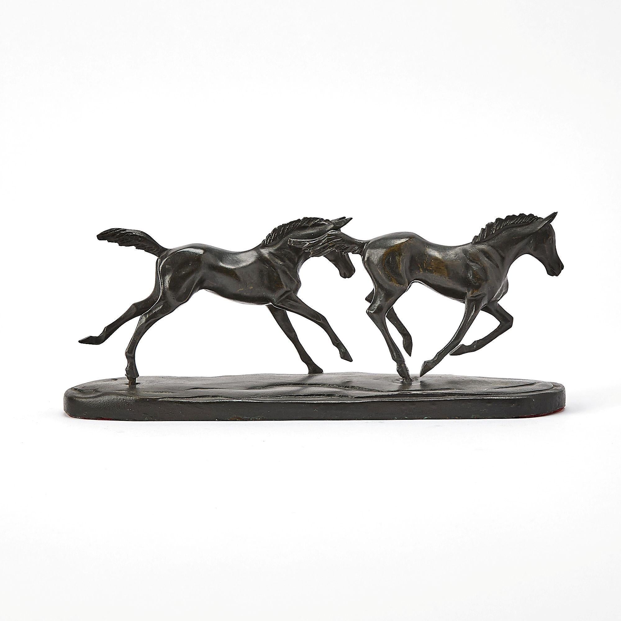 Nordamericano Scultura in bronzo patinato con due cavalli in corsa in vendita