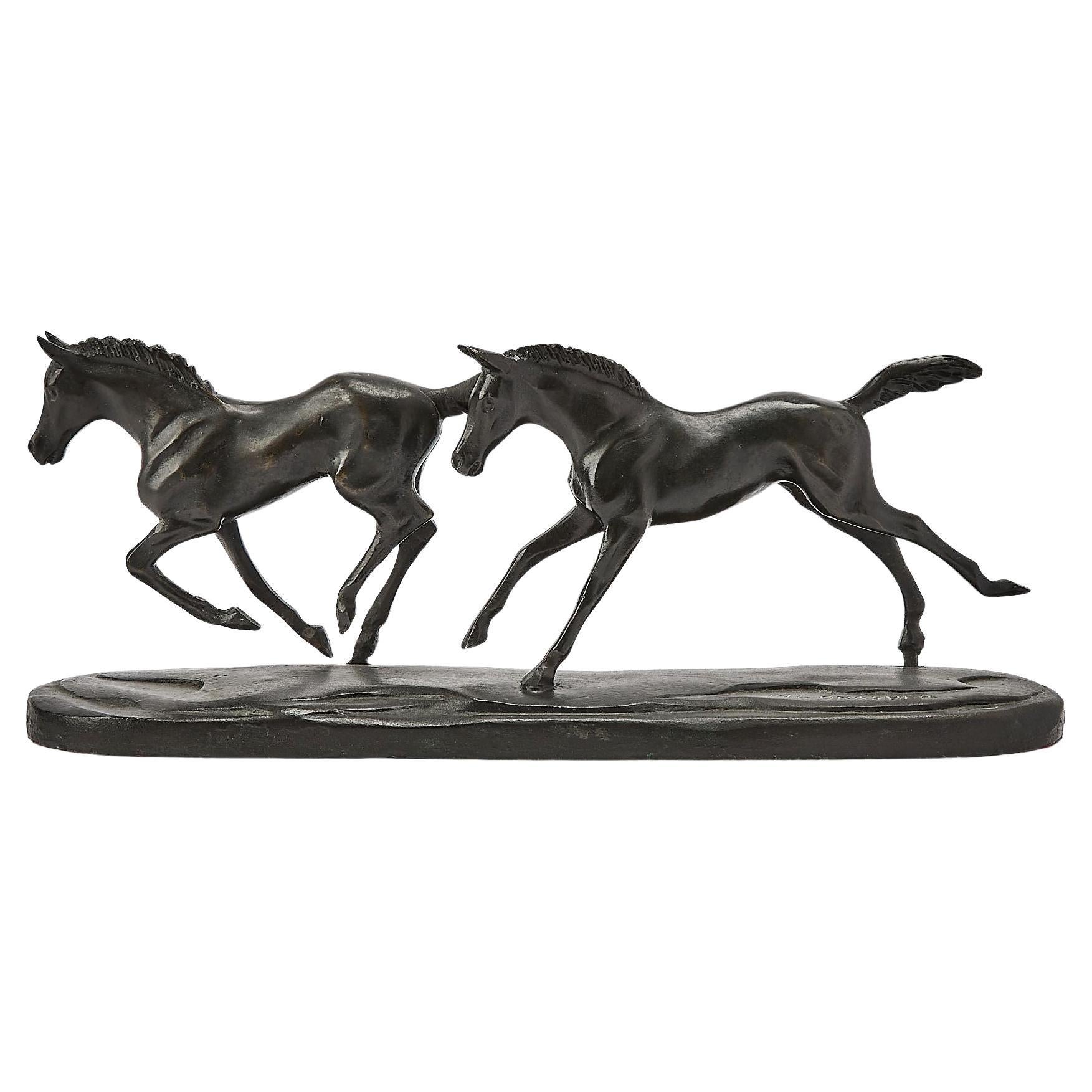 Scultura in bronzo patinato con due cavalli in corsa in vendita