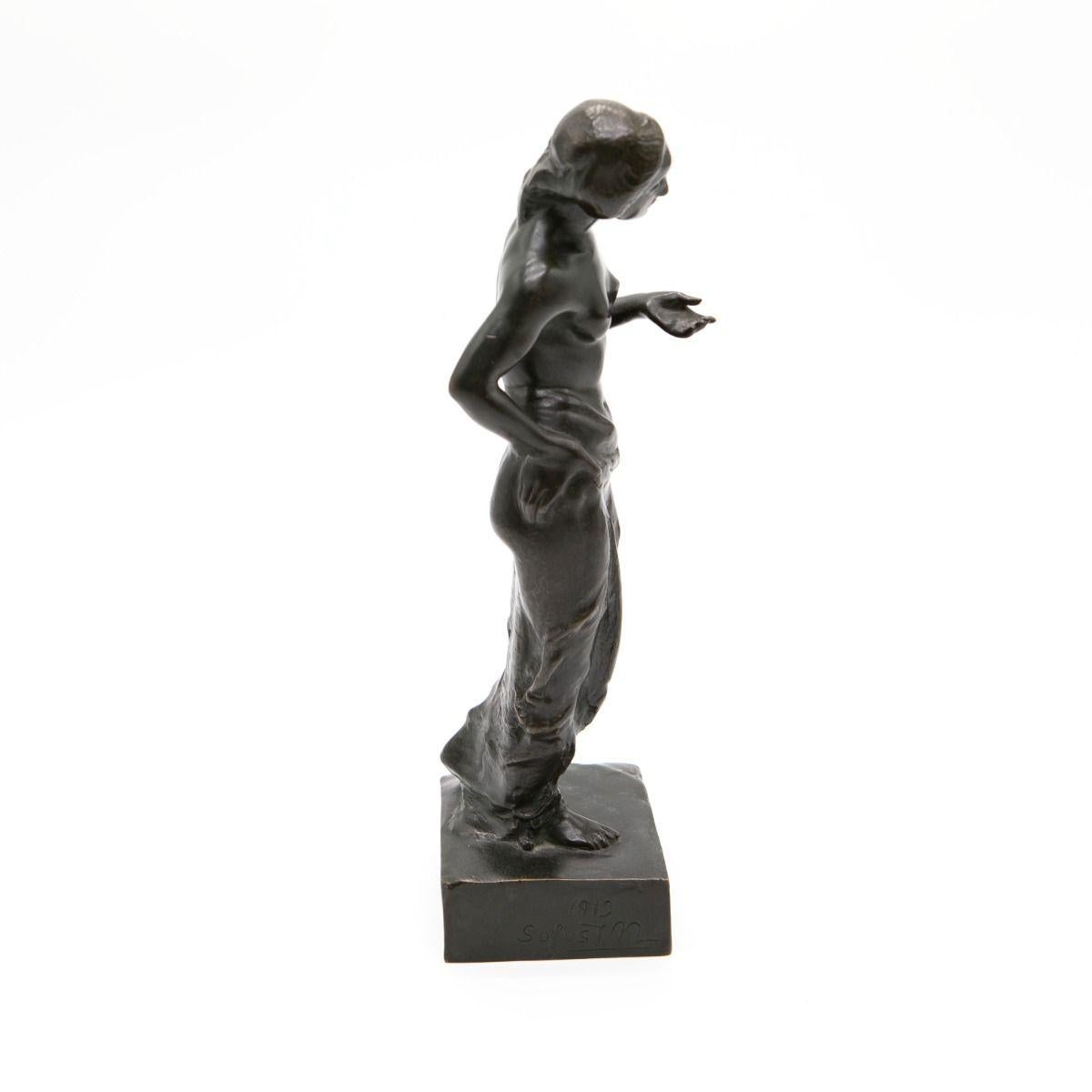 Escultura de Bronce Patinado Mujer de Pie Inspirada en la Antigüedad Romano clásico en venta