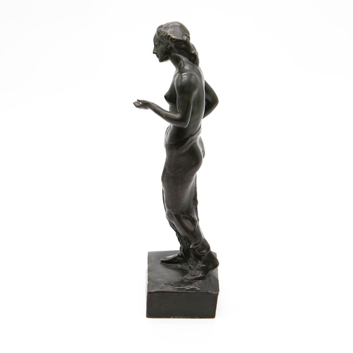 Escultura de Bronce Patinado Mujer de Pie Inspirada en la Antigüedad Europeo en venta