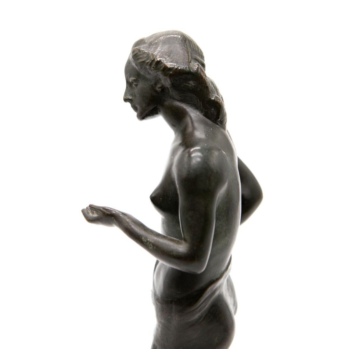 Escultura de Bronce Patinado Mujer de Pie Inspirada en la Antigüedad siglo XX en venta