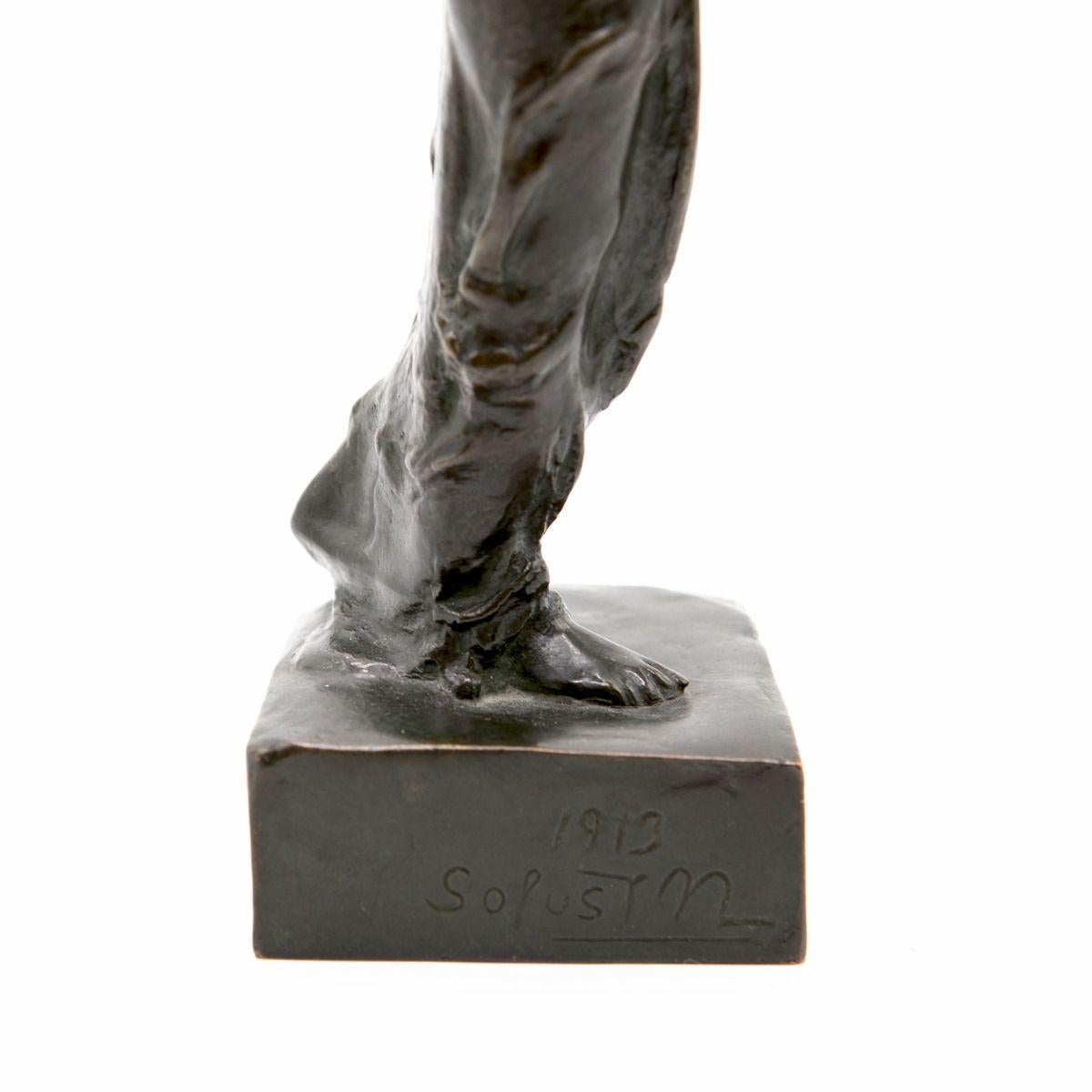 Escultura de Bronce Patinado Mujer de Pie Inspirada en la Antigüedad en venta 1