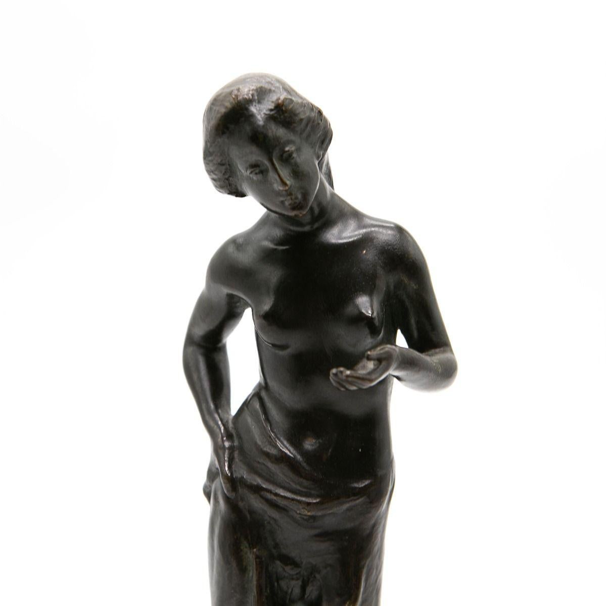 Escultura de Bronce Patinado Mujer de Pie Inspirada en la Antigüedad en venta 2