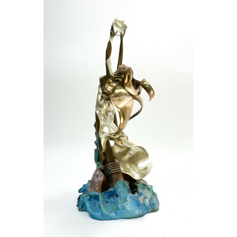 Escultura de bronce patinado - Mujer con concha de Angelo Basso siglo XX en venta