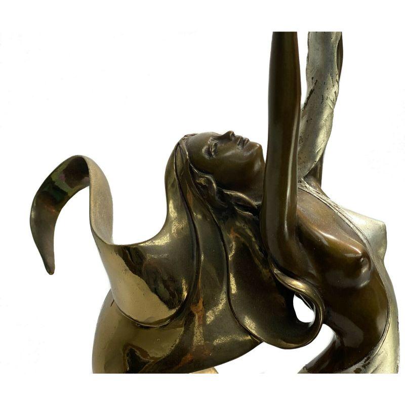 Escultura de bronce patinado - Mujer con concha de Angelo Basso Bronce en venta
