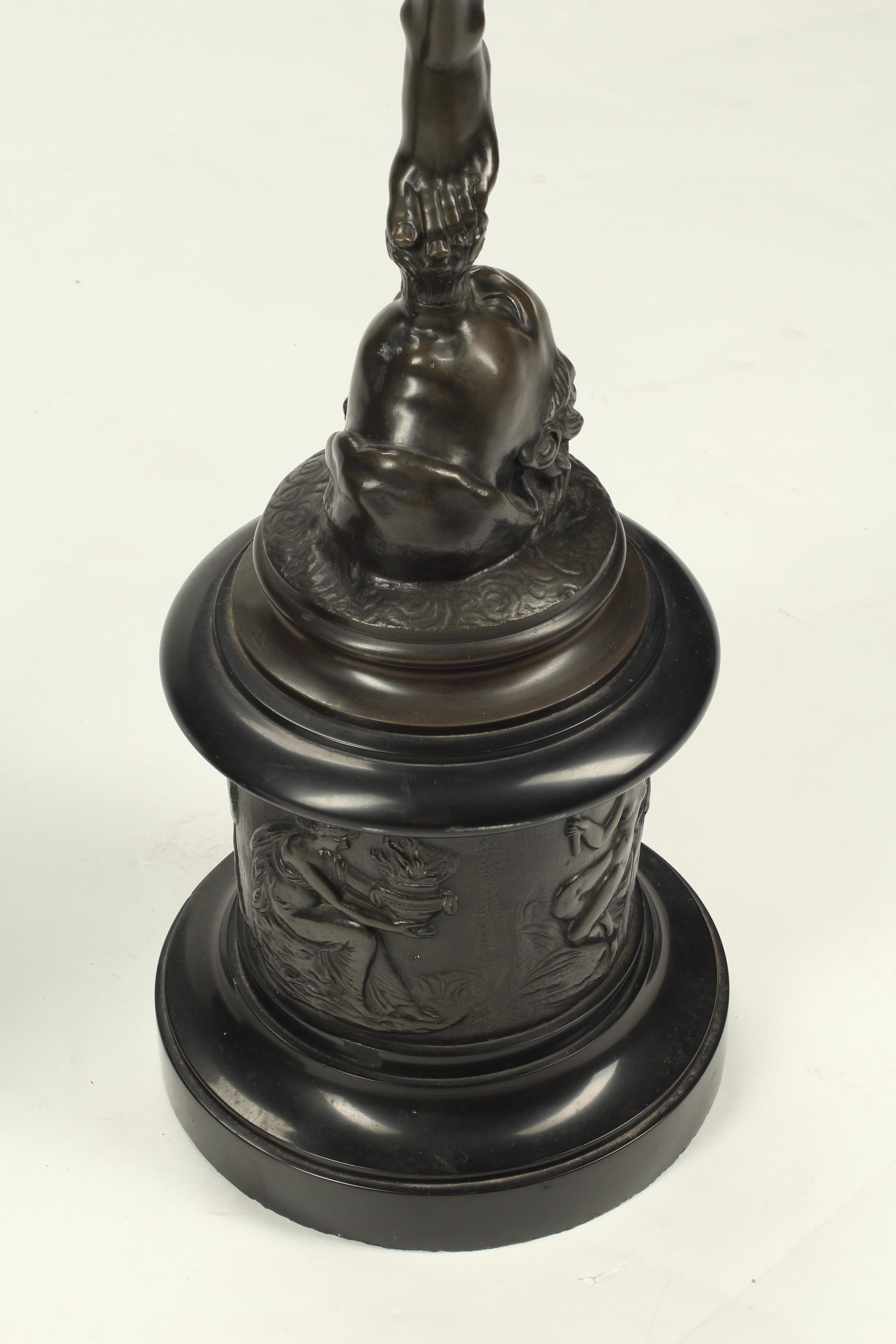 Una squisita coppia di sculture in bronzo patinato del Giambologna, raffiguranti Mercurio e Fortuna, splendidamente fusi a mano nei minimi dettagli e in scala monumentale. Mercurio è raffigurato in una posa dinamica e aggraziata mentre è in volo,
