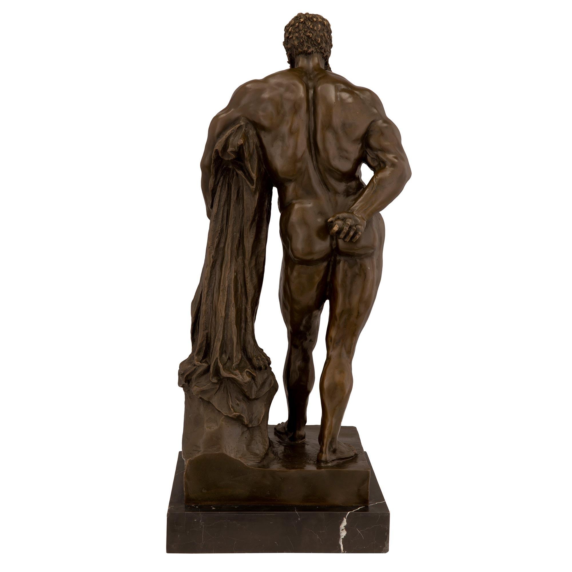Bronzestatue des Herkules aus patinierter Bronze (Patiniert) im Angebot