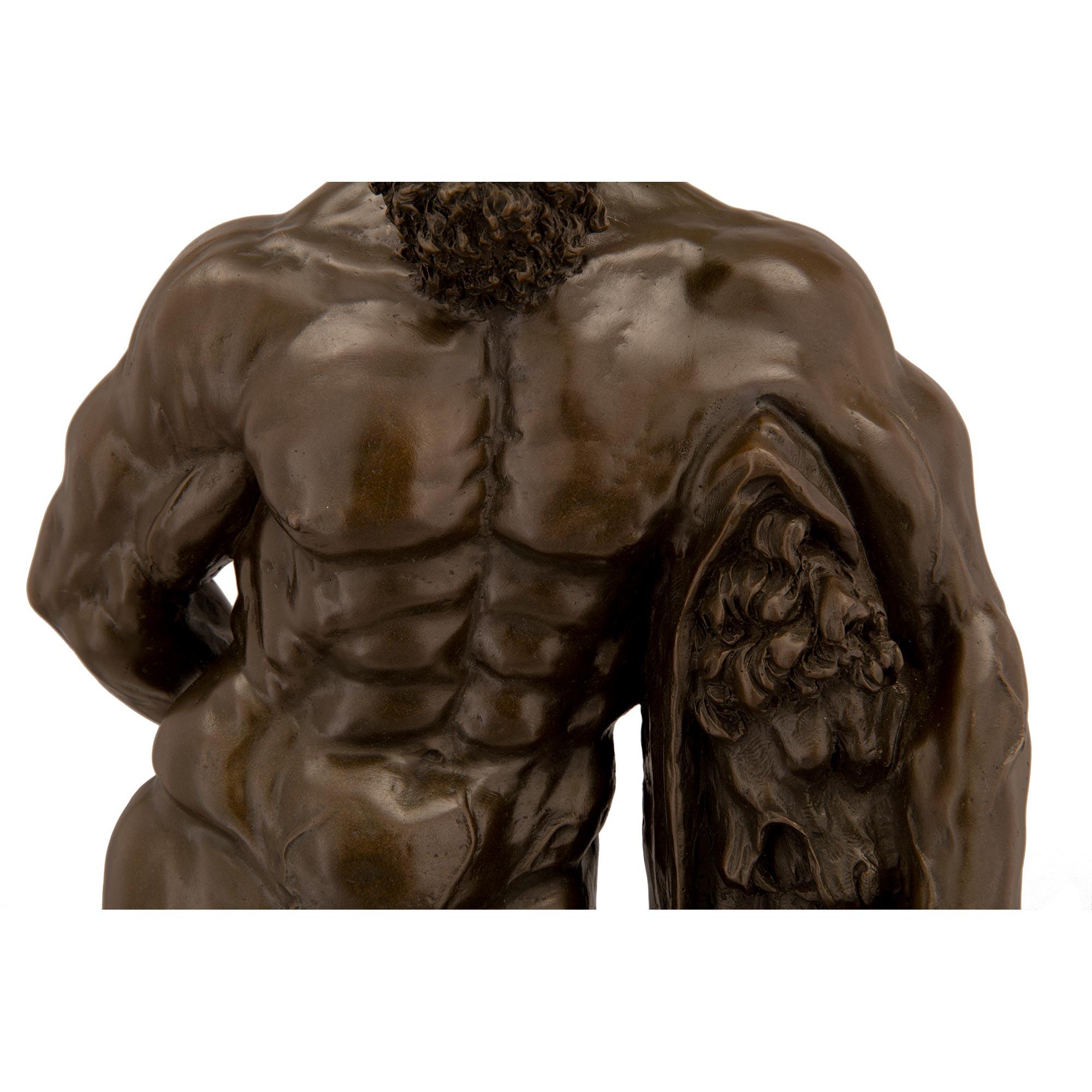 Bronzestatue des Herkules aus patinierter Bronze (19. Jahrhundert) im Angebot
