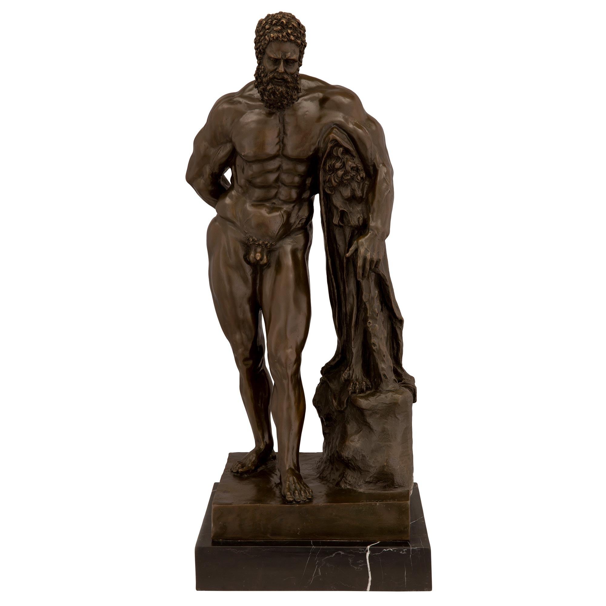 Bronzestatue des Herkules aus patinierter Bronze im Angebot