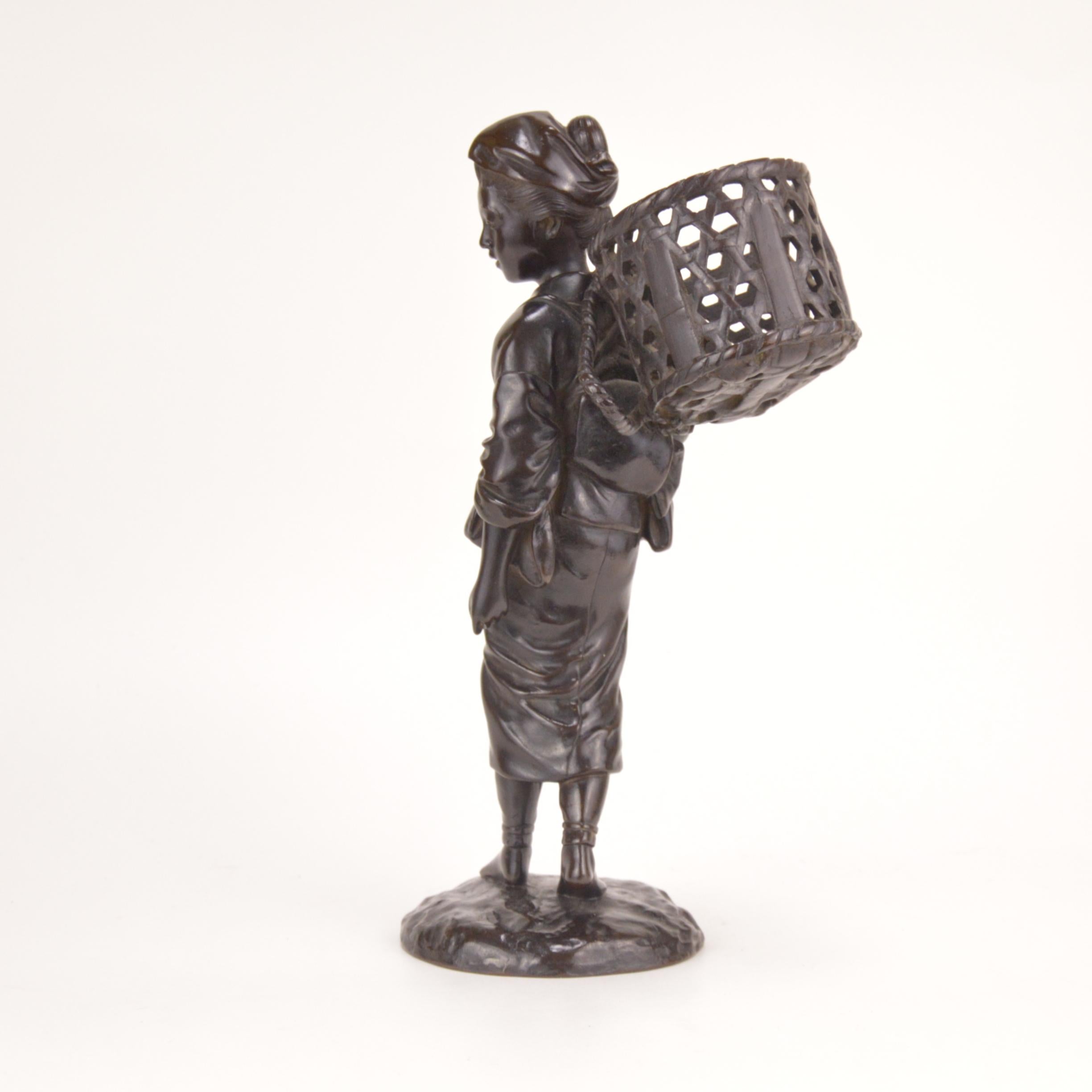 Patinated Bronze Statue Representing a Peasant Girl Holding a Basket Japan, 1900 In Good Condition For Sale In Brussels, BE