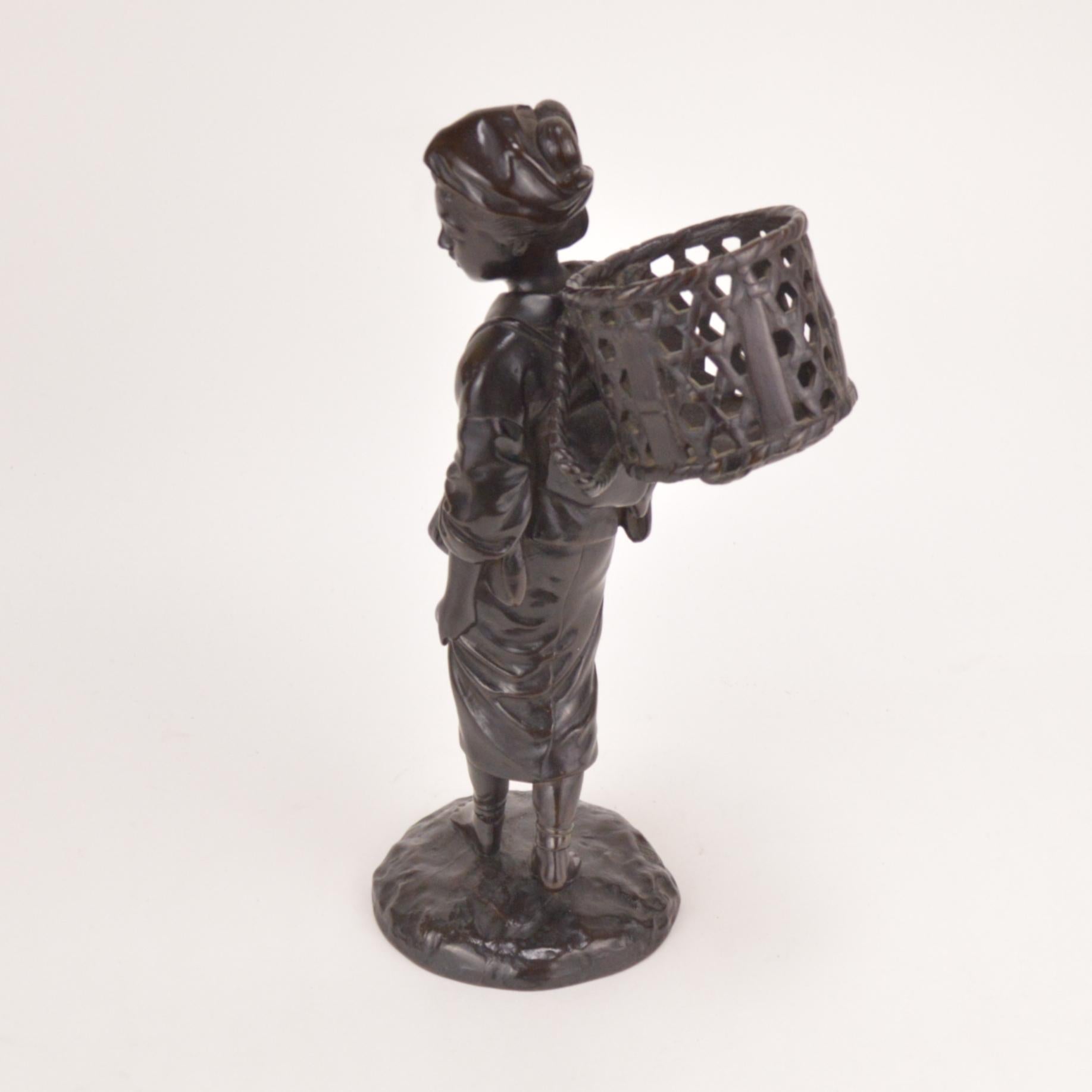 20th Century Patinated Bronze Statue Representing a Peasant Girl Holding a Basket Japan, 1900 For Sale