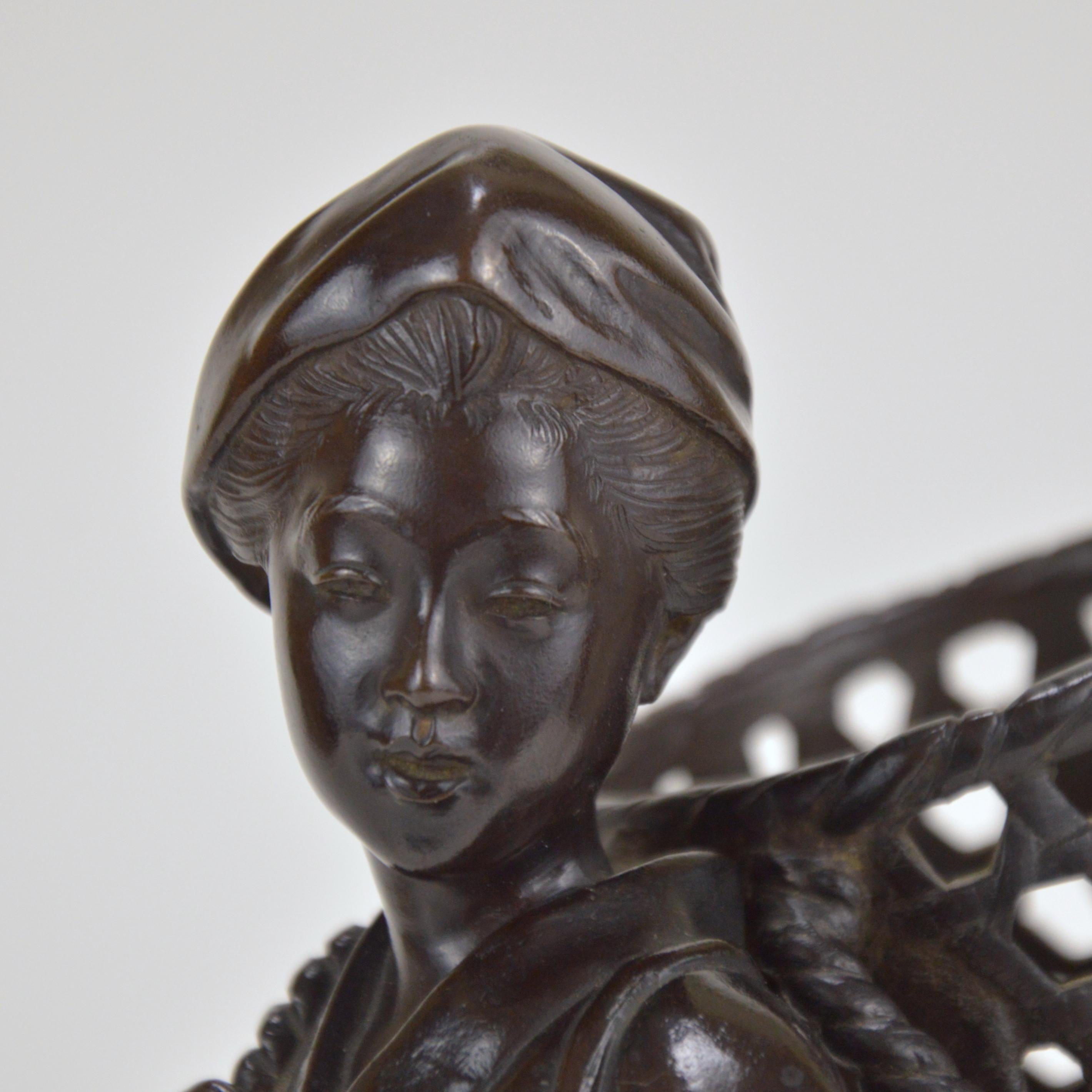 Patinated Bronze Statue Representing a Peasant Girl Holding a Basket Japan, 1900 For Sale 2