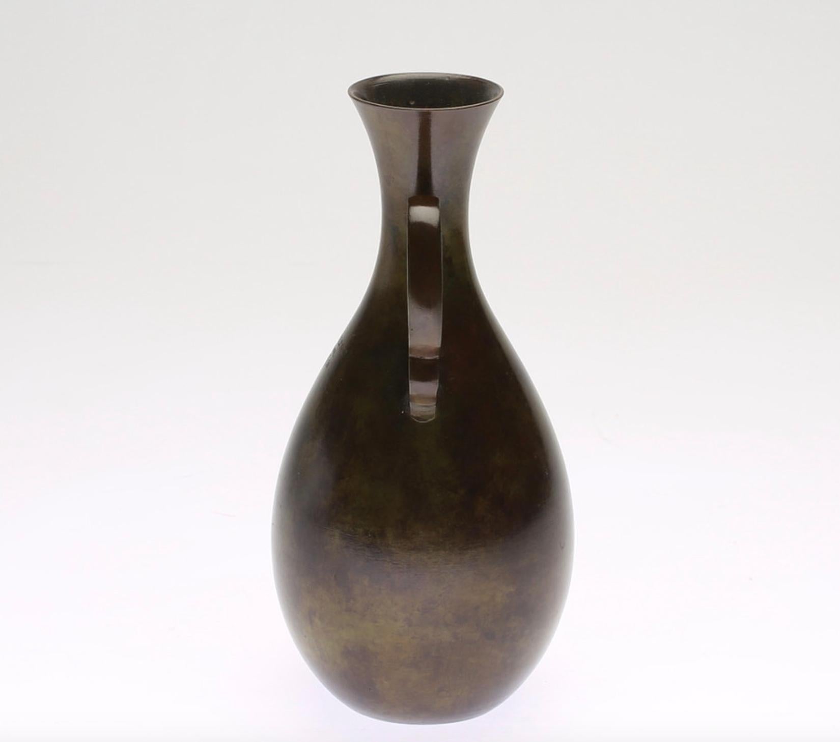 Schwedische Vase aus patinierter Bronze (Mitte des 20. Jahrhunderts) im Angebot