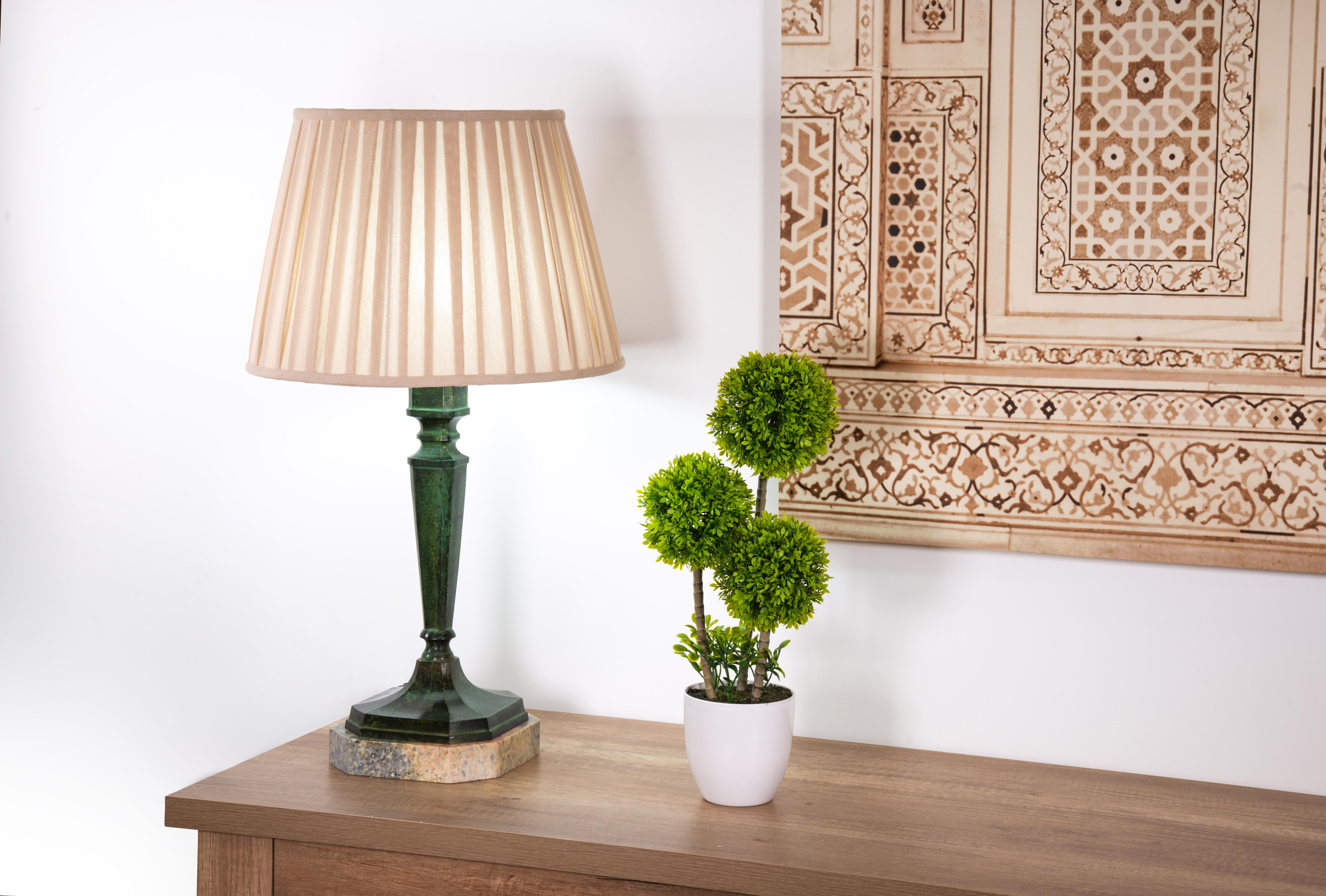 Patinated bronze table lamp in the shape of a stipe. In Good Condition For Sale In Madrid, ES