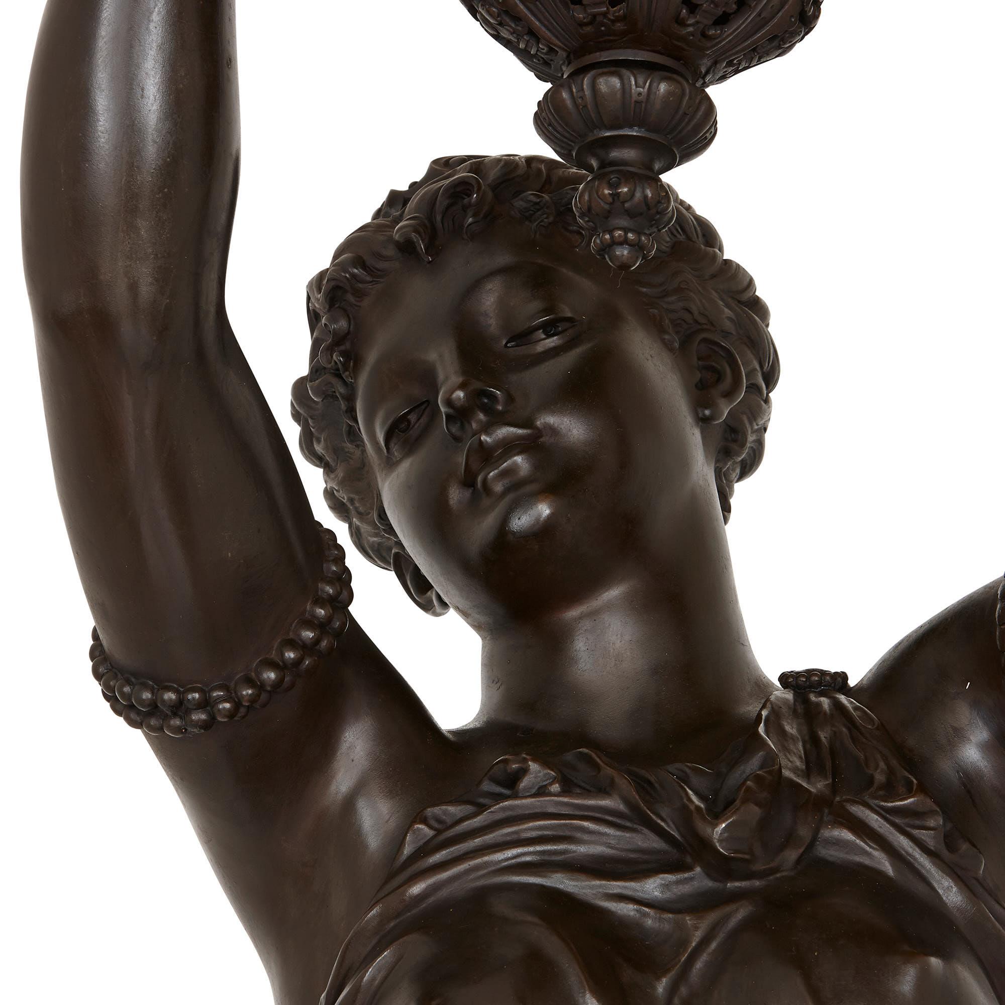 Néoclassique Torchère en bronze patiné avec figure féminine classique en vente
