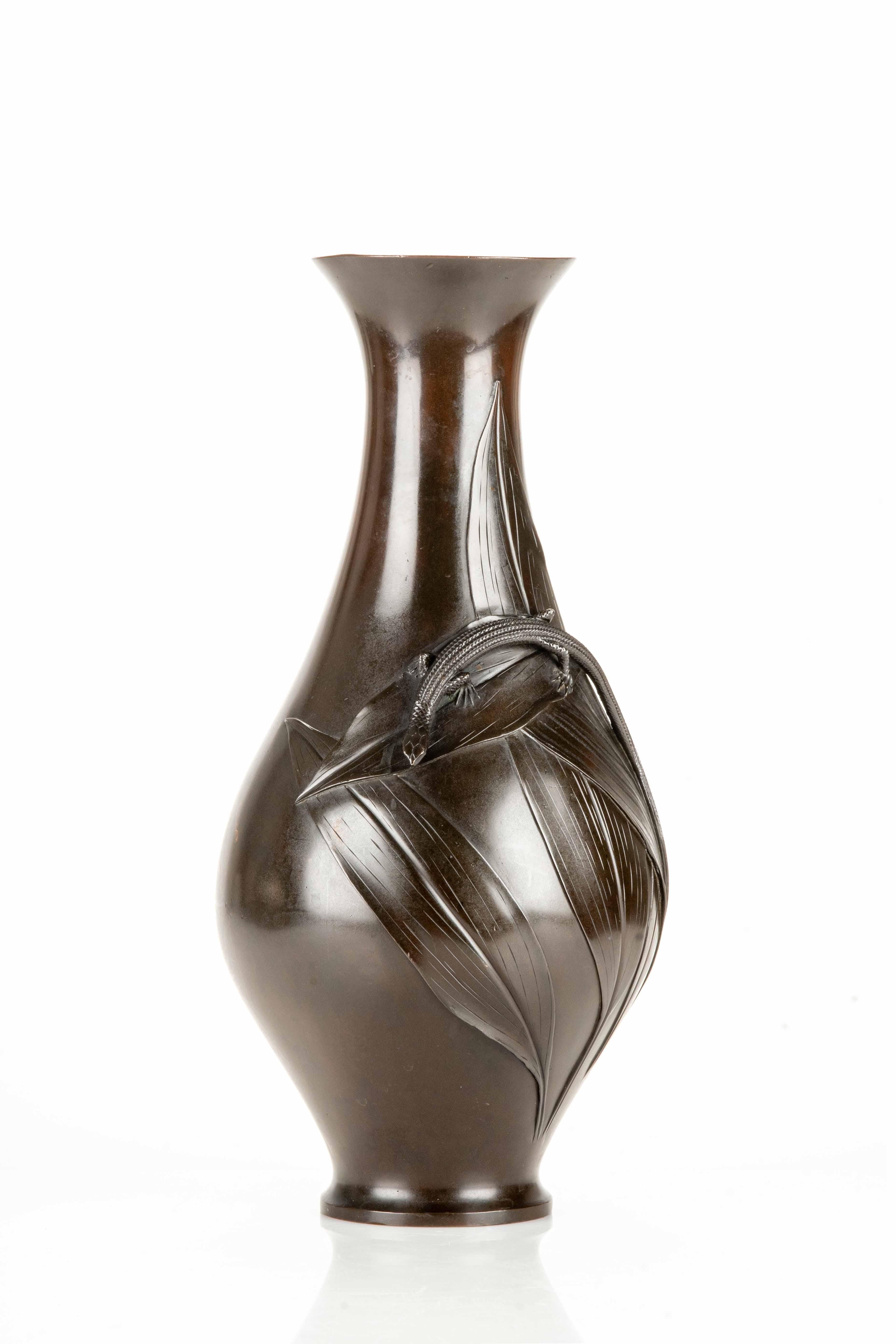 Vase aus patinierter Bronze, die sich durch ein raffiniertes naturalistisches Dekor mit einer reliefierten Eidechse in der Mitte auszeichnet. Die Eidechse ist auf Blättern platziert, die sich gegenseitig überlappen und so eine fantastische