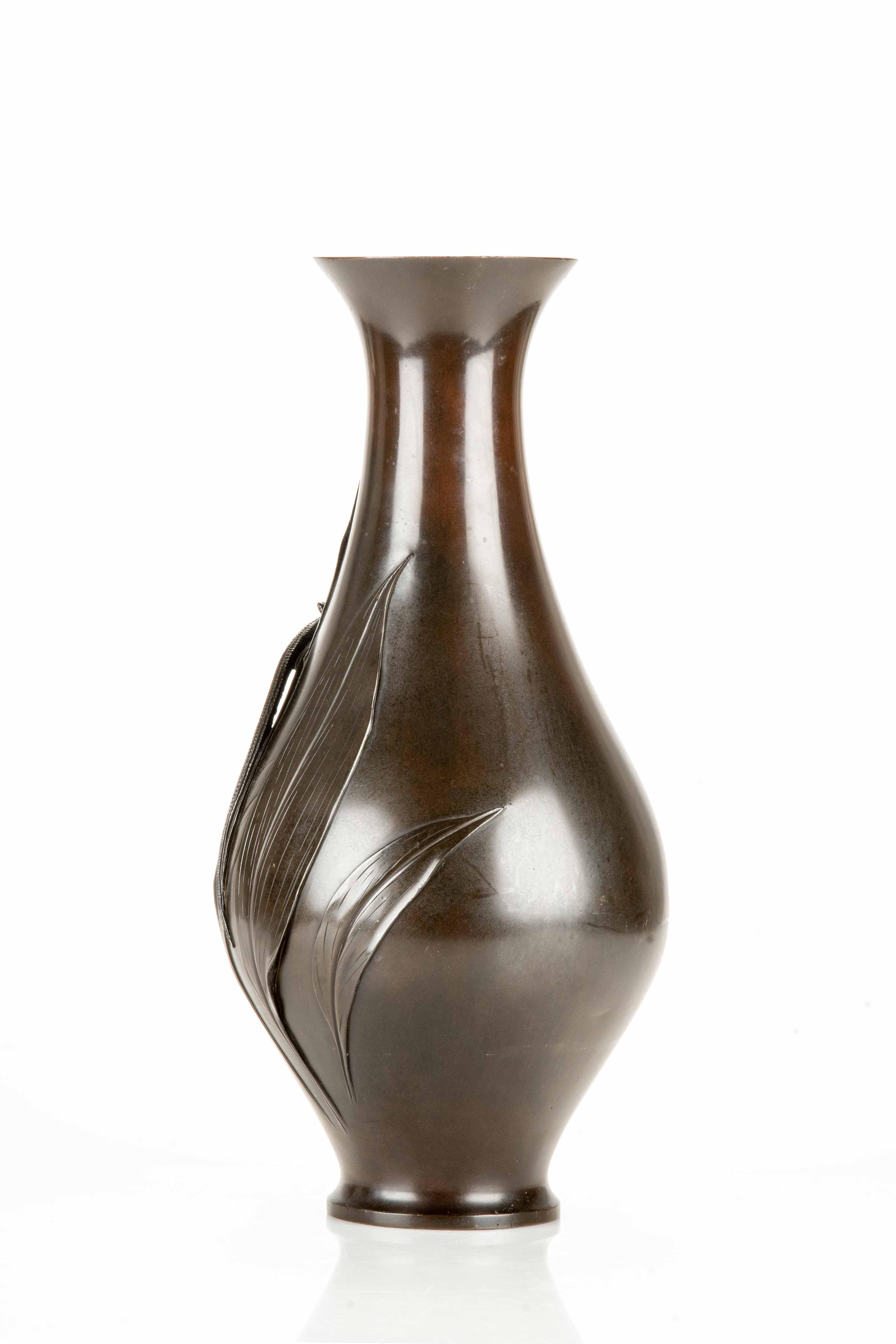 Patinierte Bronzevase mit einer geschnitzten Eidechse in Relief in der Mitte aus patinierter Bronze (Handgefertigt) im Angebot