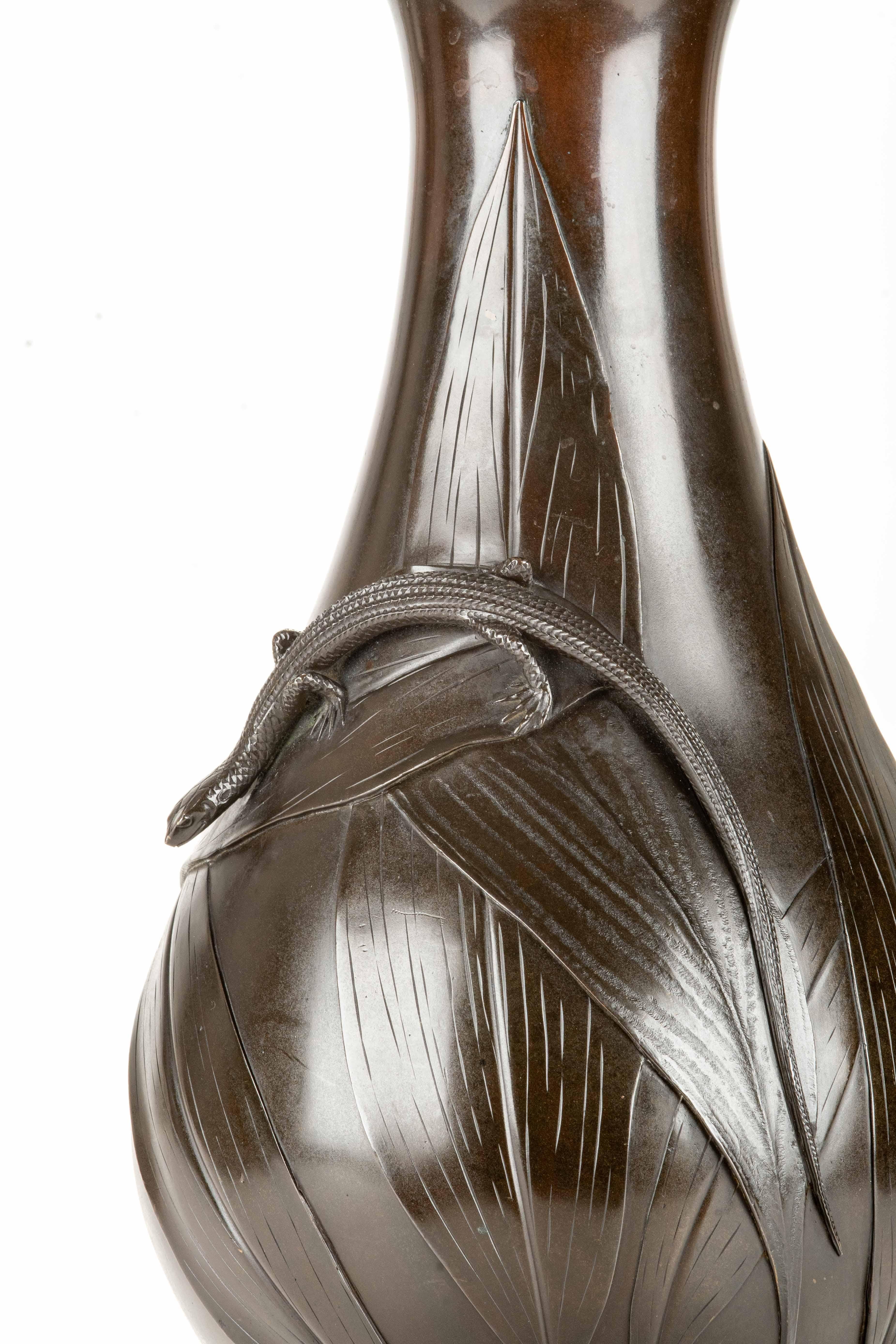 Patinierte Bronzevase mit einer geschnitzten Eidechse in Relief in der Mitte aus patinierter Bronze (19. Jahrhundert) im Angebot