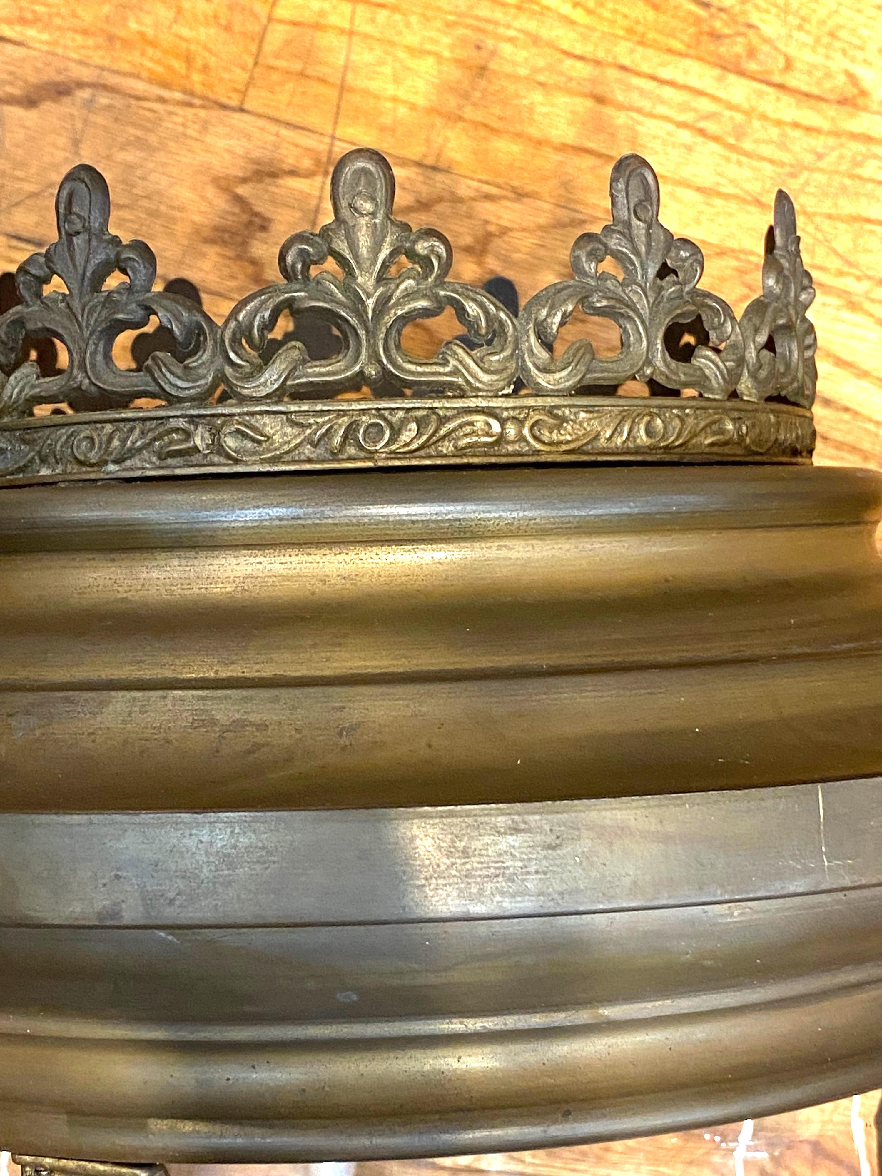 Laterne aus patinierter Bronze mit 3 Kandelabern und mundgeblasenem Glasschirm.
Abmessungen  17