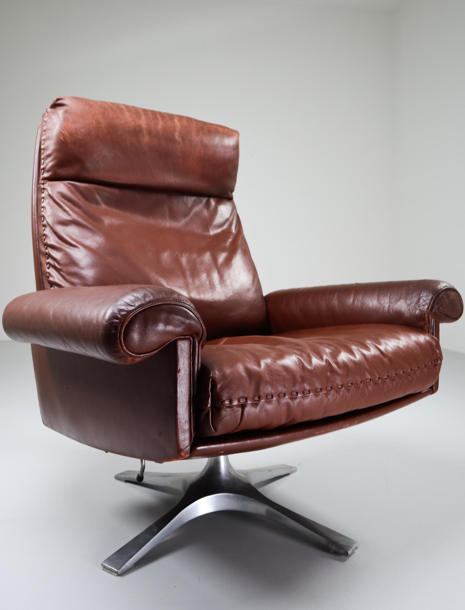 Mid-Century Modern Patinated Brown Leather Vintage Swiss De Sede DS 35 Swivel Armchair