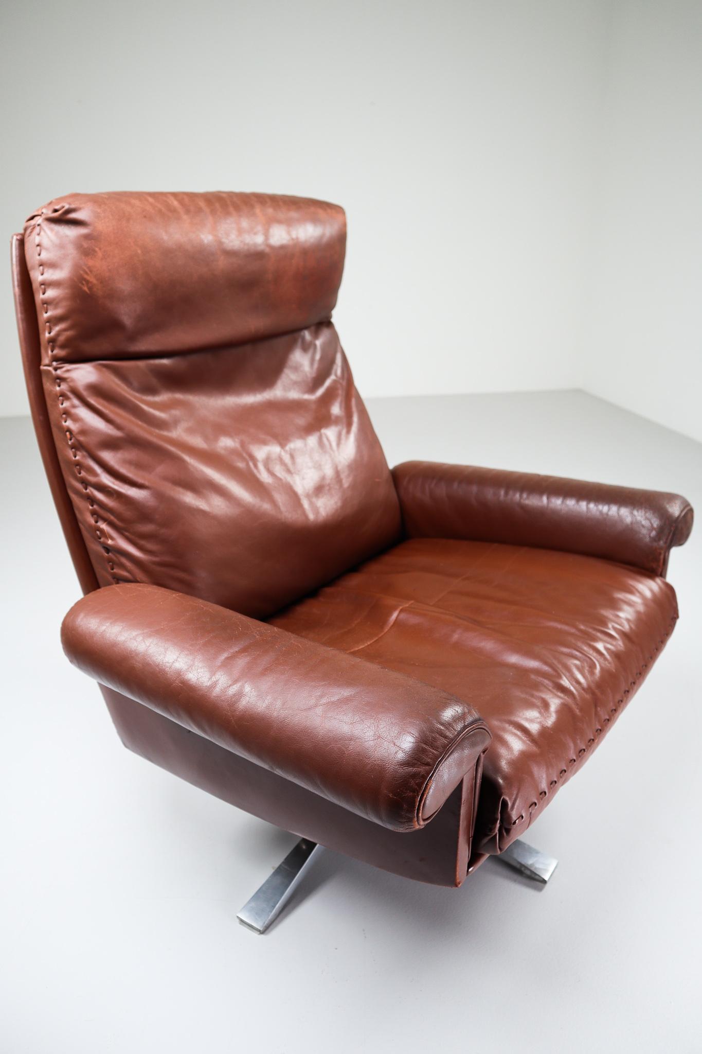 Patinated Brown Leather Vintage Swiss De Sede DS 35 Swivel Armchair In Good Condition In Almelo, NL