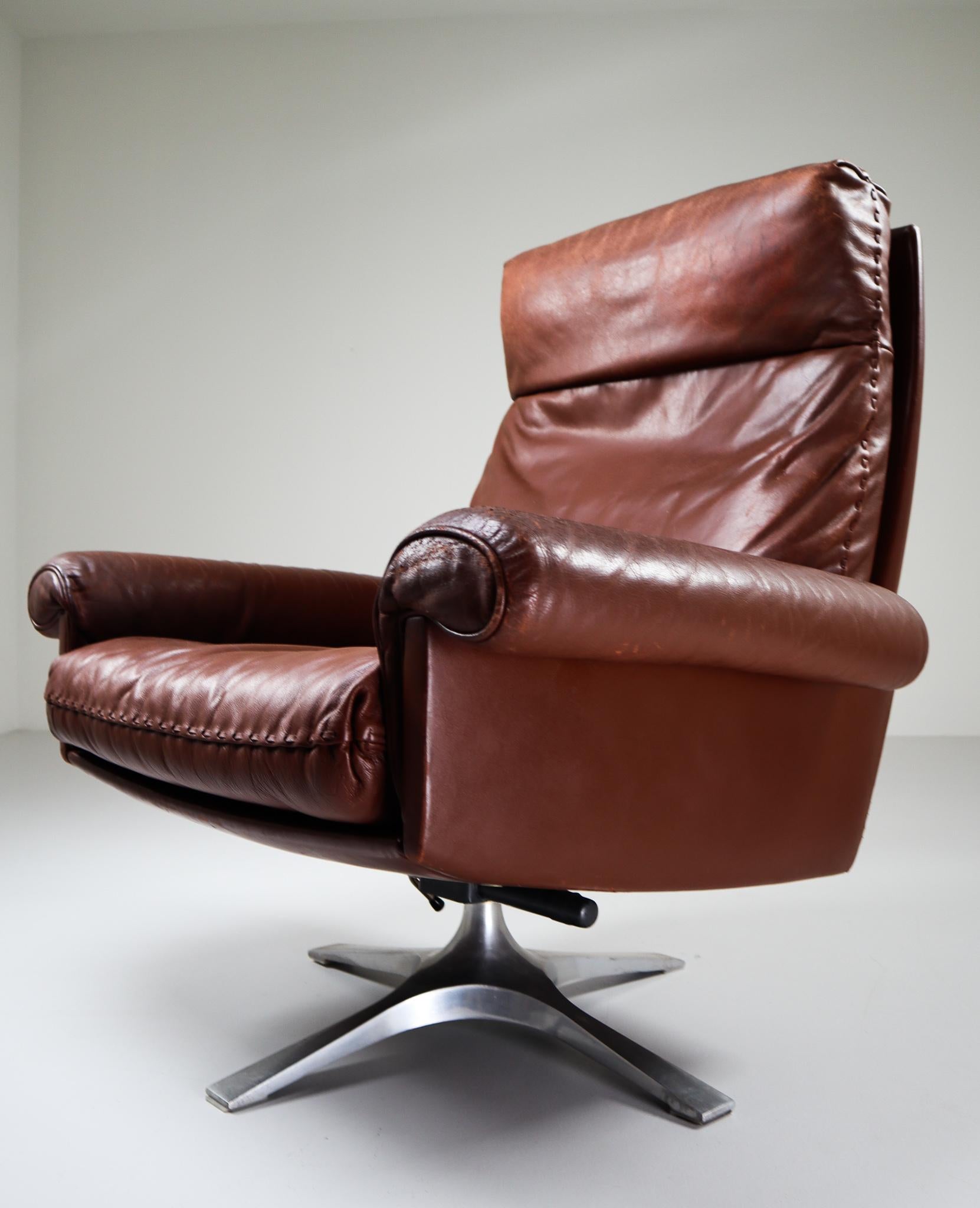 Patinated Brown Leather Vintage Swiss De Sede DS 35 Swivel Armchair 1