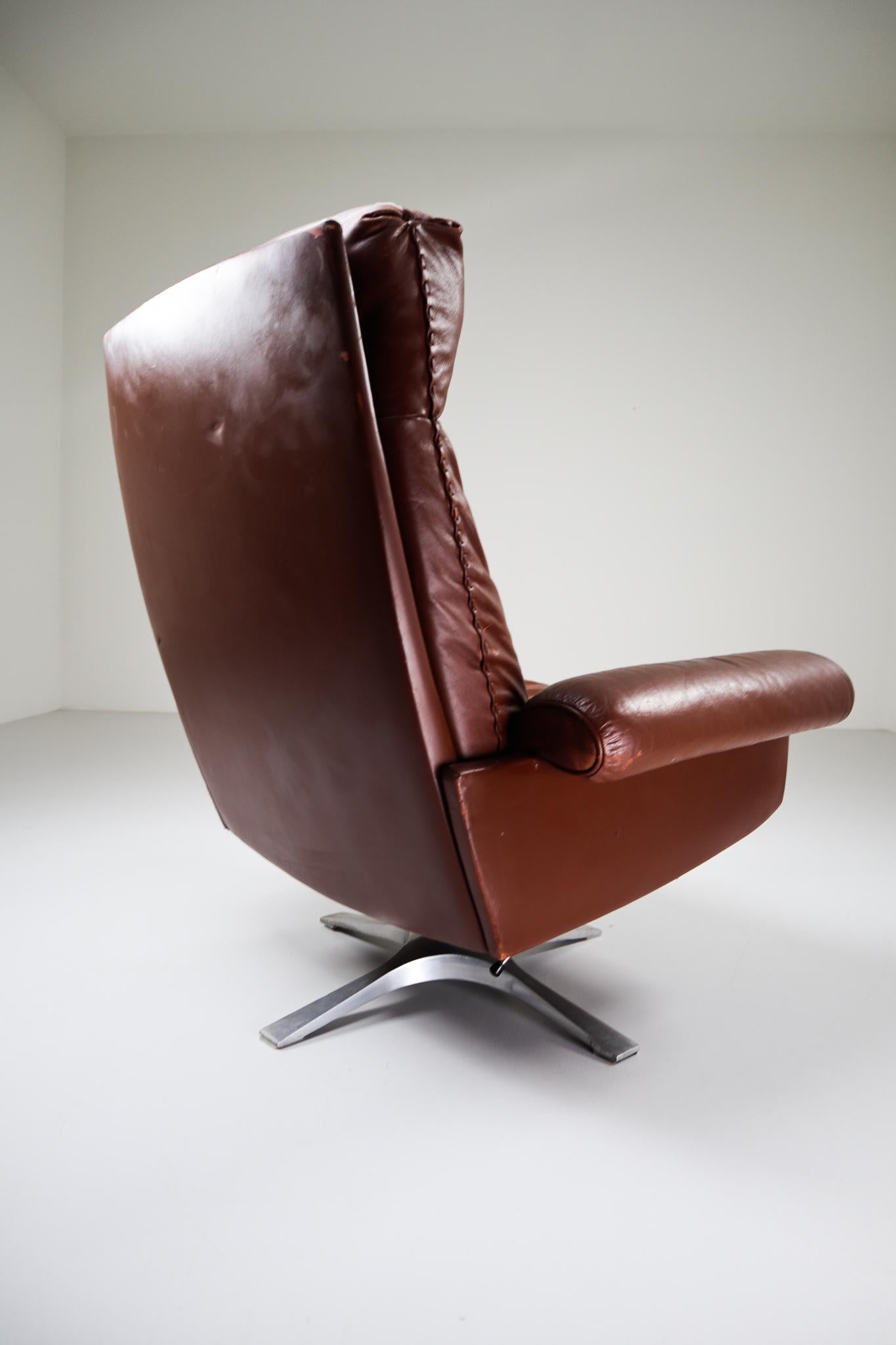 Patinated Brown Leather Vintage Swiss De Sede DS 35 Swivel Armchair 2