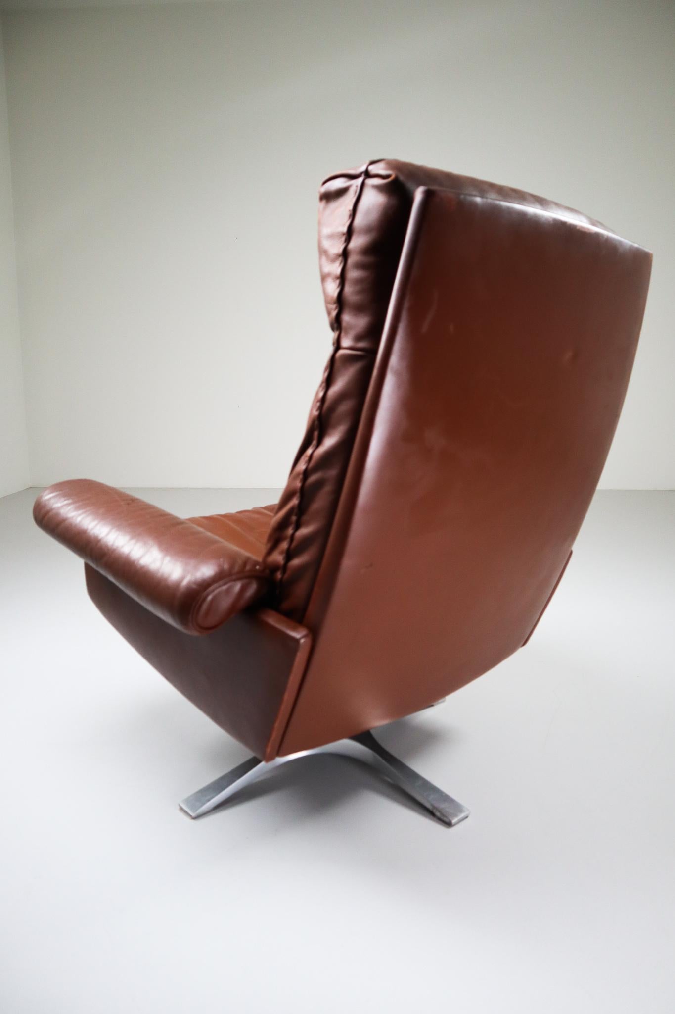 Patinated Brown Leather Vintage Swiss De Sede DS 35 Swivel Armchair 3
