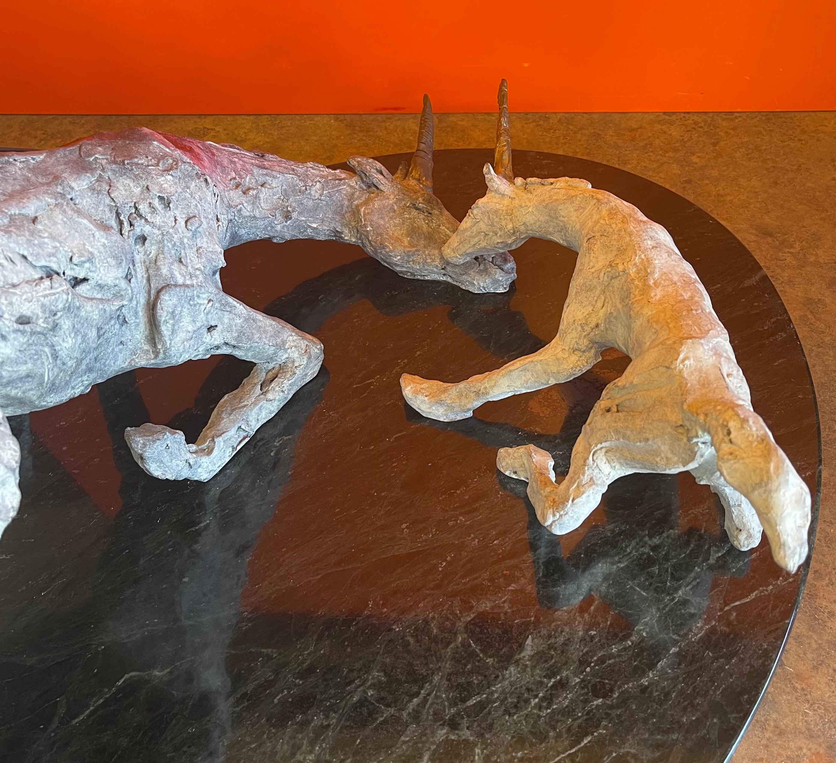 Sculpture en bronze patiné d'une licorne brutaliste tragique sur socle en marbre en vente 3