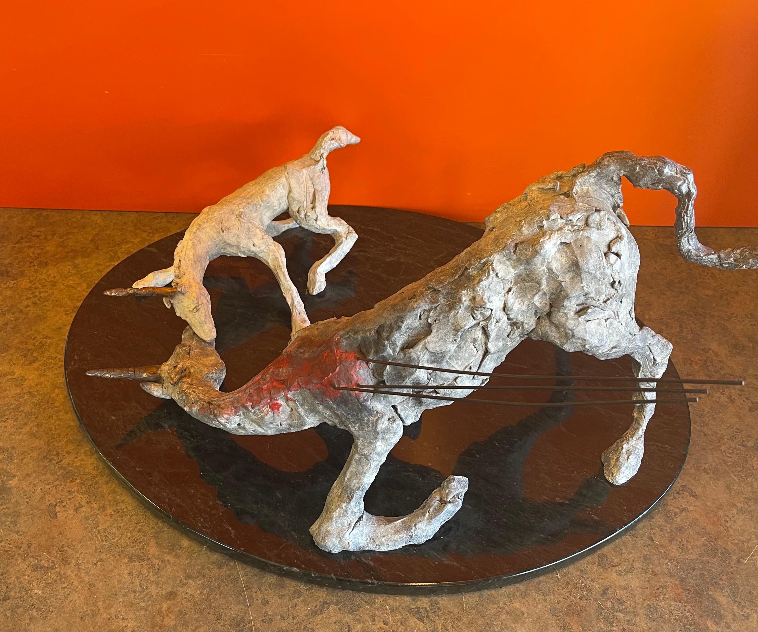 Sculpture en bronze patiné d'une licorne brutaliste tragique sur socle en marbre en vente 1