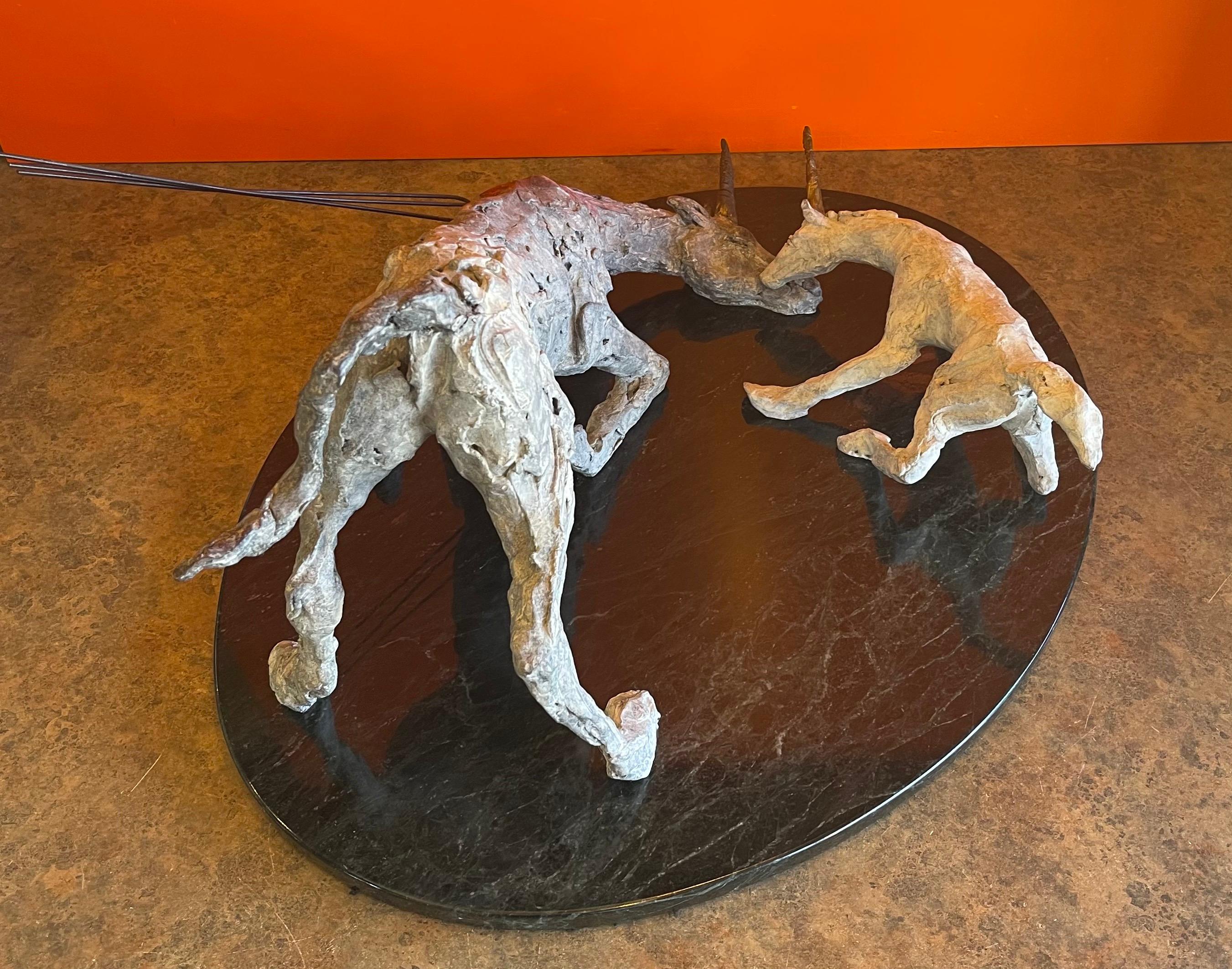 Sculpture en bronze patiné d'une licorne brutaliste tragique sur socle en marbre en vente 2