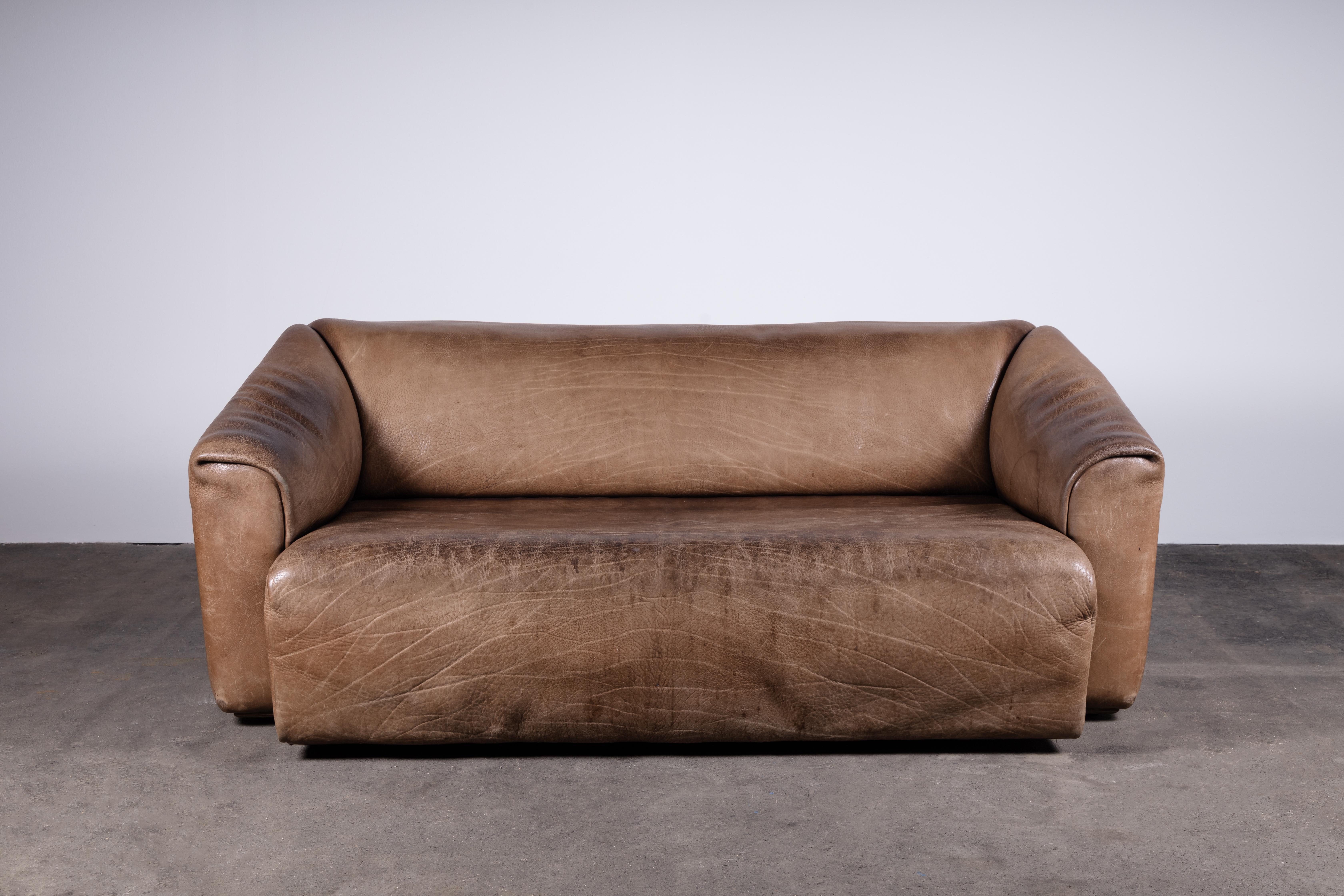 Iconic Mid-Century Modern Swiss extendable sofa in largest 3-seat variant. The De Sede DS-47.

The wide extendable seat is covered in an enormous single hide of raw, uncoated/open pore buffalo. The entire back side of the sofa wrapping around to the