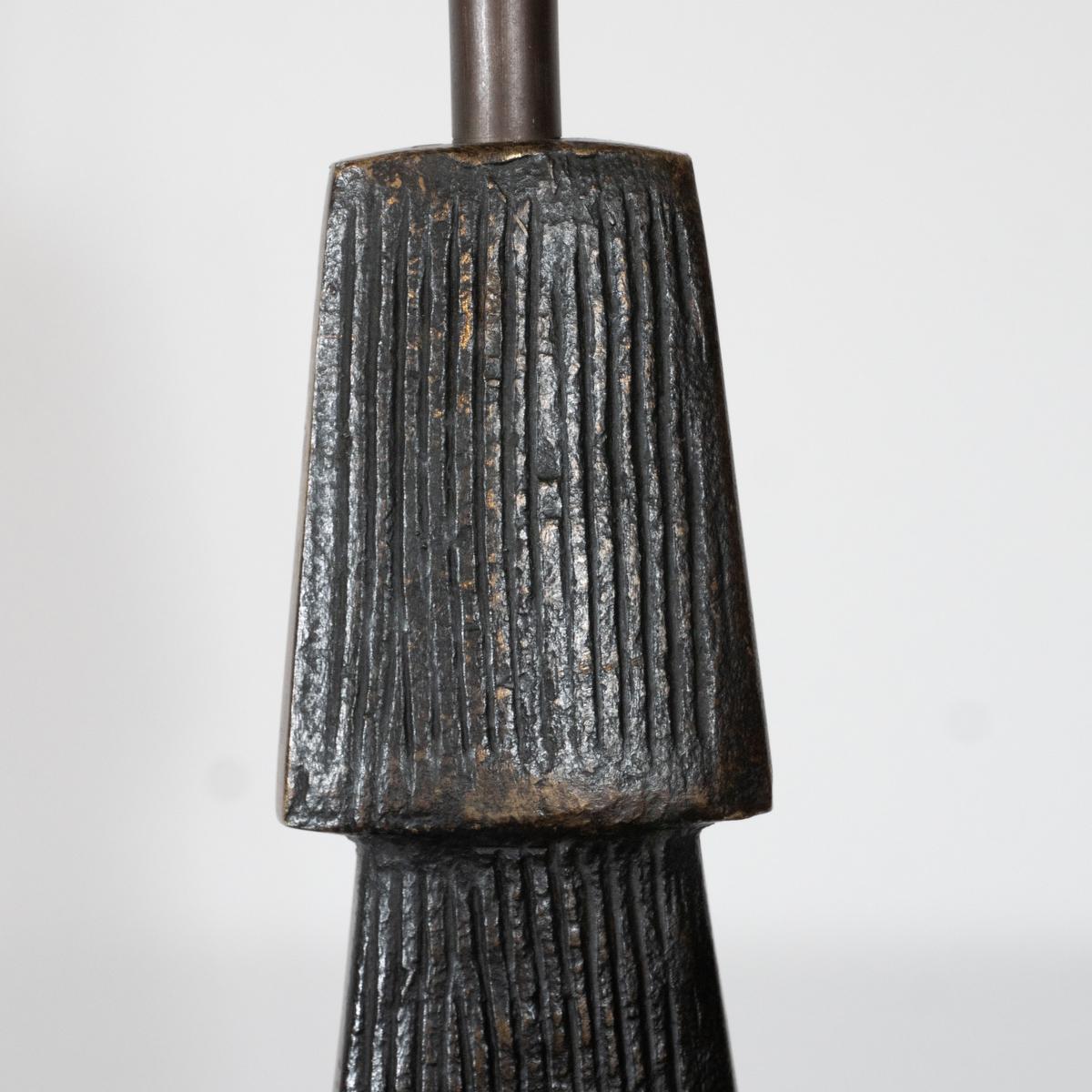 Skulpturale Stehlampe aus patinierter Bronzeguss im Angebot 5