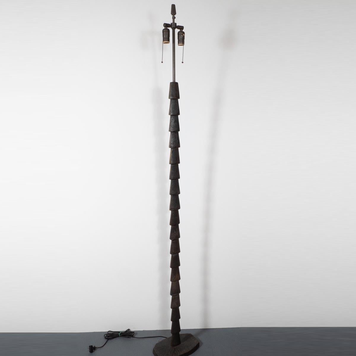 Skulpturale Stehlampe aus patinierter Bronzeguss (Moderne der Mitte des Jahrhunderts) im Angebot