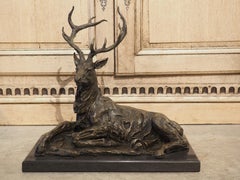 Sculpture de cerf en bronze moulé patiné sur socle en marbre, 20ème siècle
