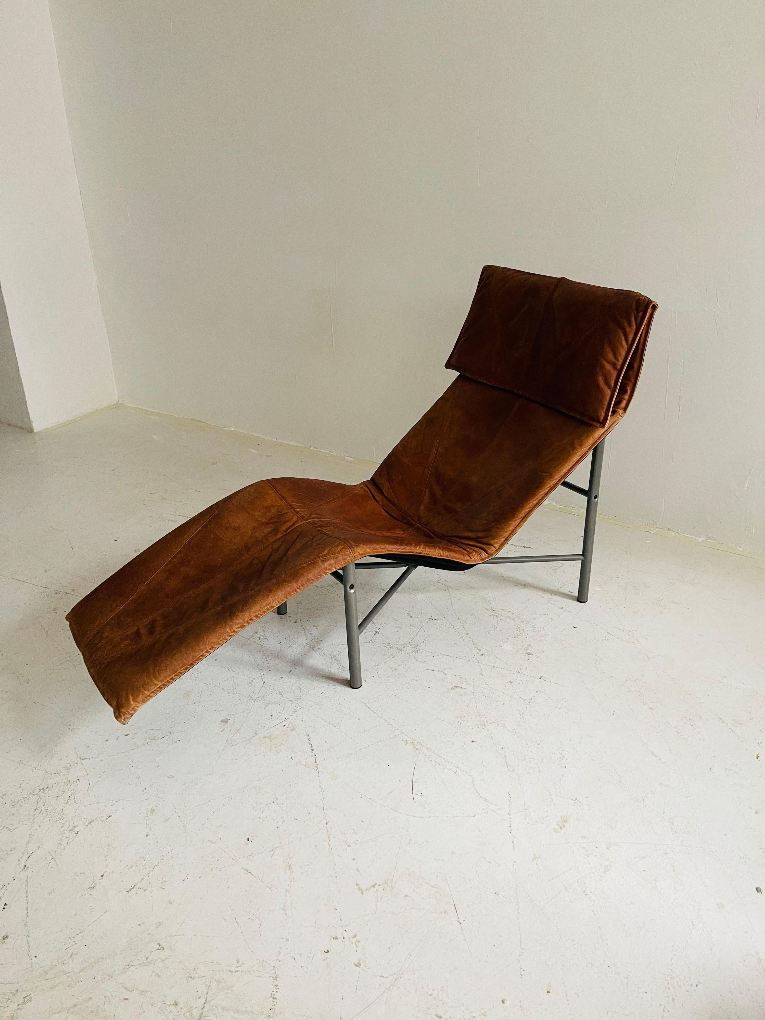 Patinated cognac leather chaise longue by Tord Bjorklund Sweden, 1970.