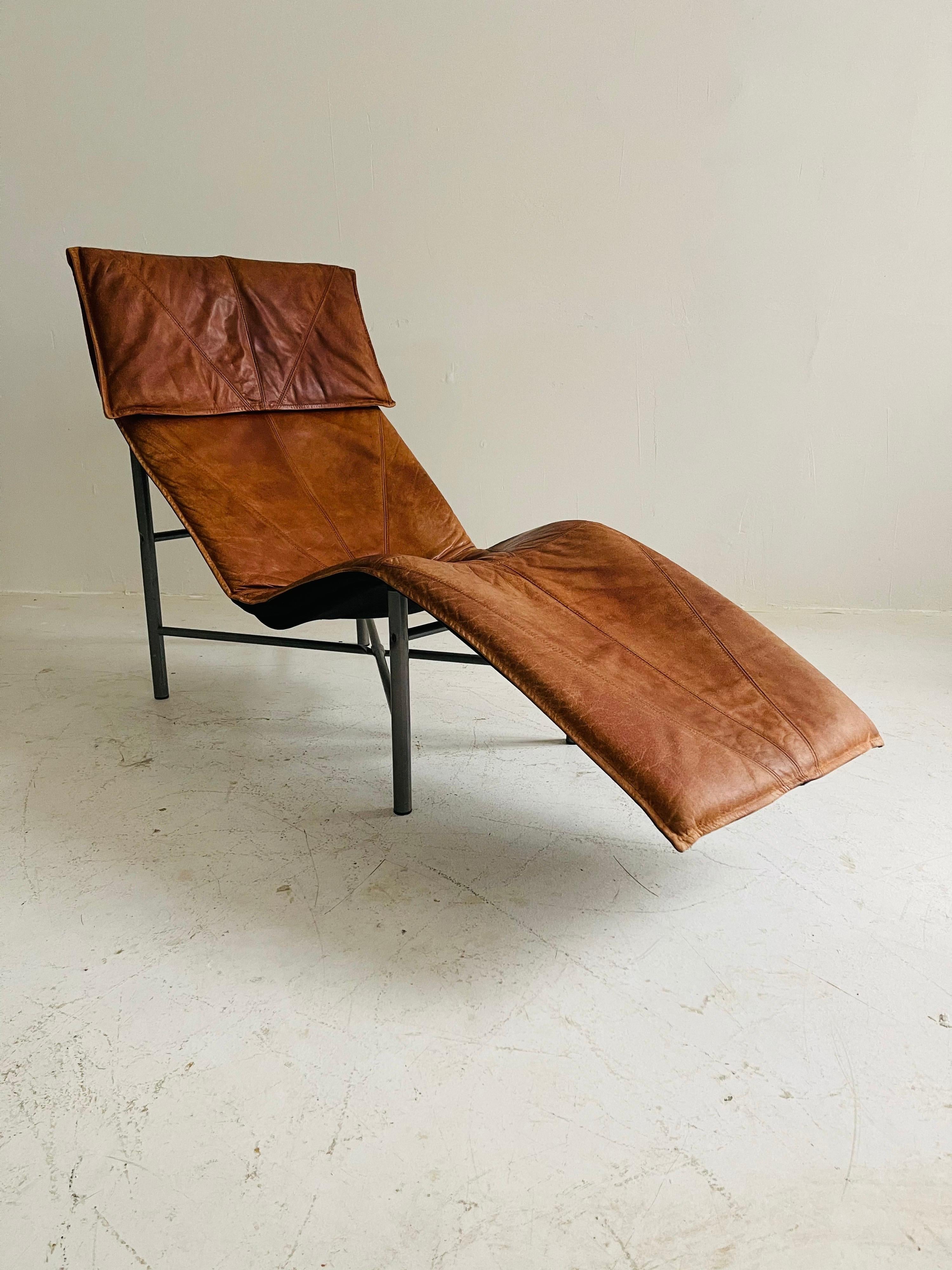 Mid-Century moderno Chaise longue in pelle patinata color cognac di Tord Bjorklund, Svezia, 1970 in vendita
