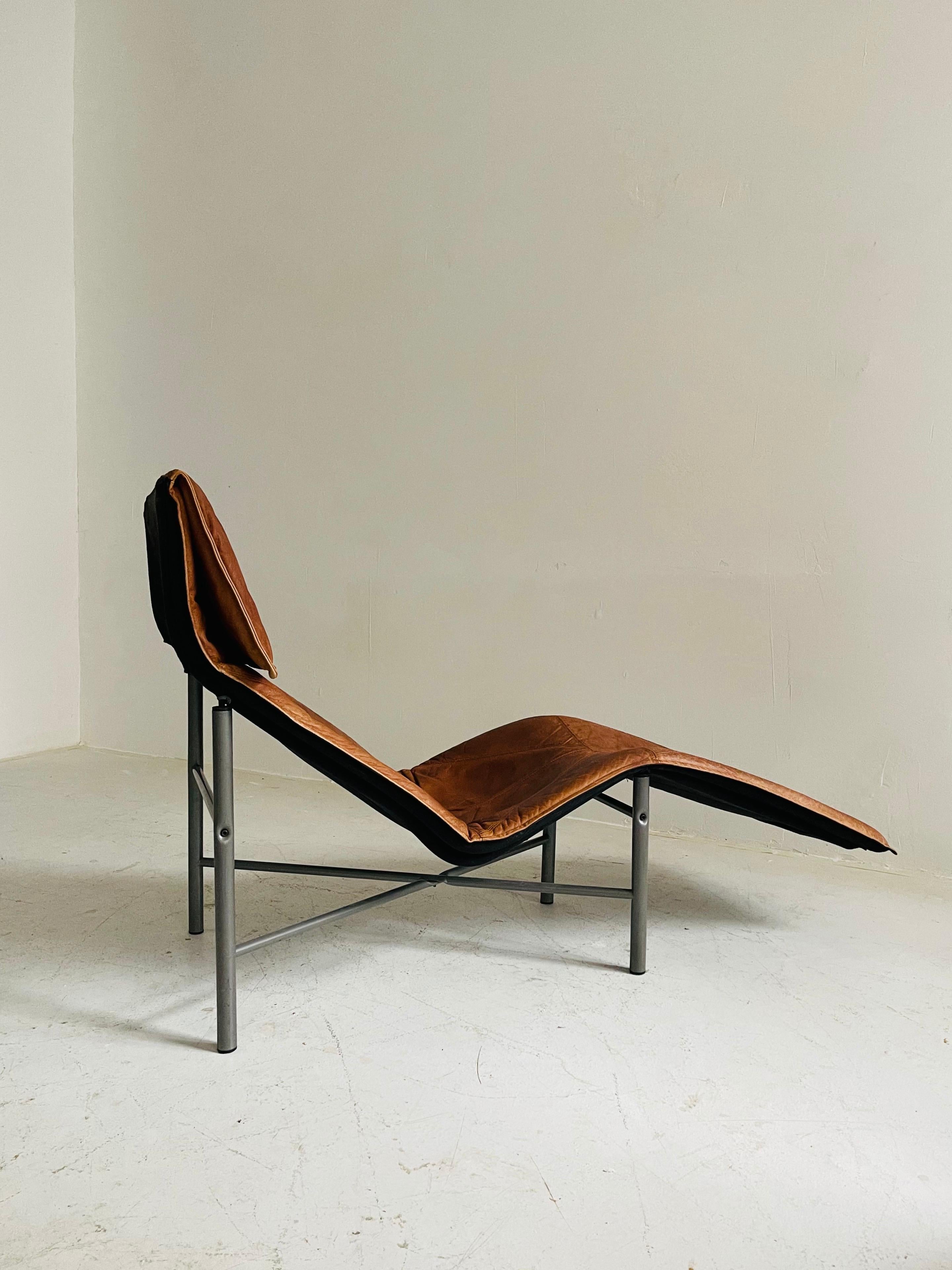 Svedese Chaise longue in pelle patinata color cognac di Tord Bjorklund, Svezia, 1970 in vendita