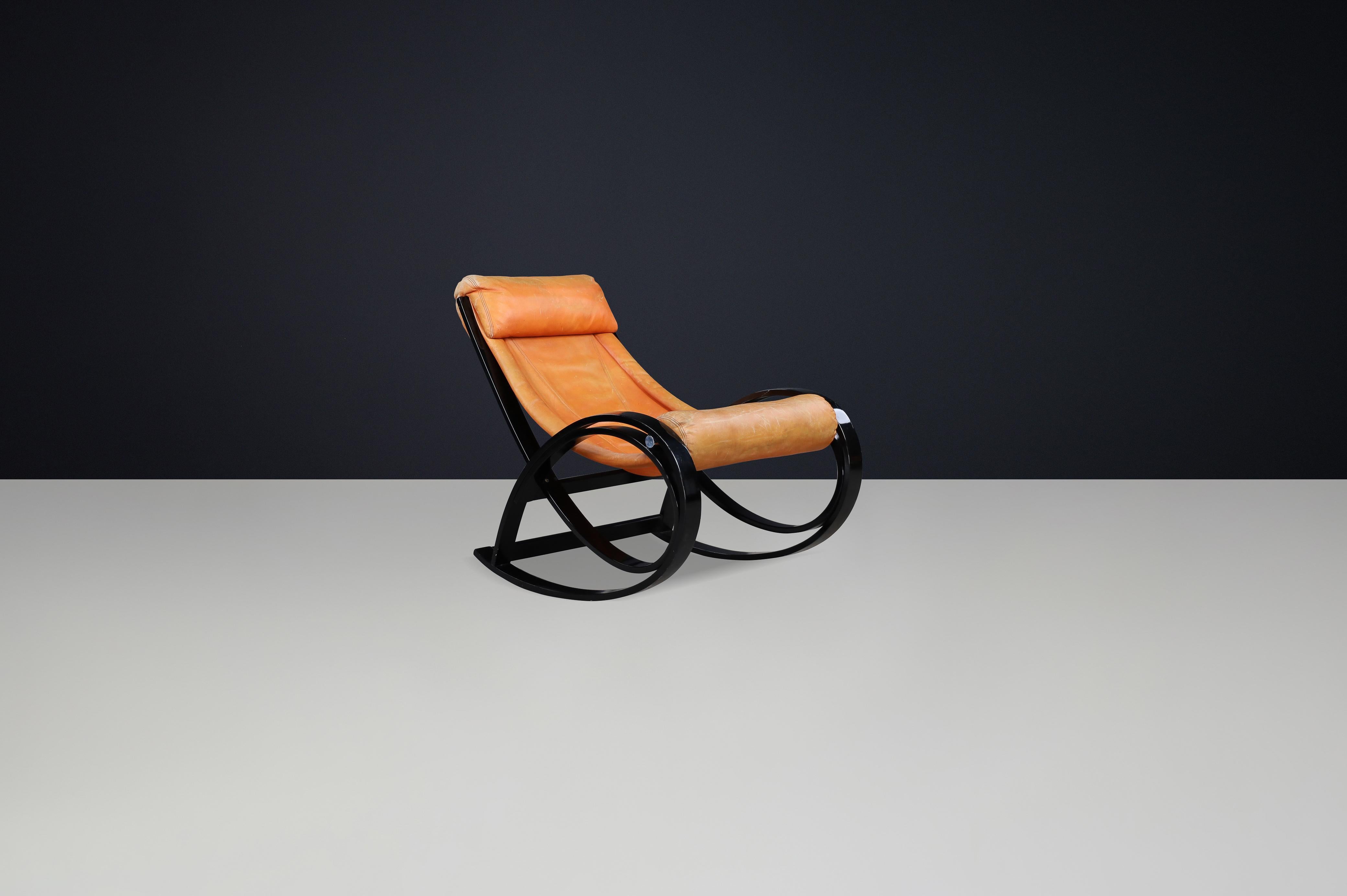 Silla mecedora Sgarsul de cuero coñac patinado, Gae Aulenti para Poltronova, Italia 1962

Icónica mecedora Sgarsul diseñada por Gae Aulenti y fabricada por Poltronova en Italia en 1962. Esta silla es un sorprendente ejemplo de diseño italiano