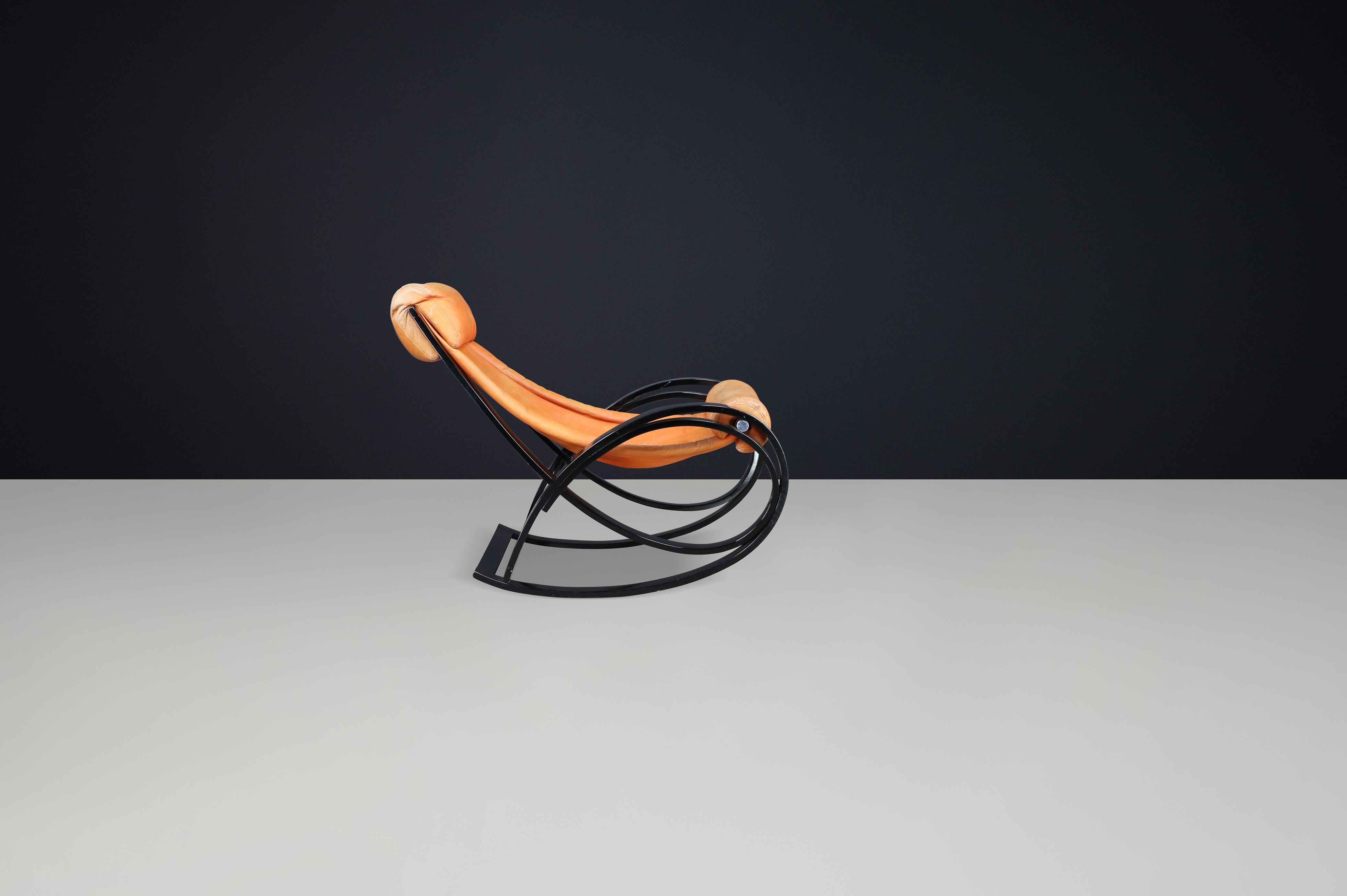 Silla mecedora Sgarsul de cuero coñac patinado, Gae Aulenti para Poltronova Moderno de mediados de siglo en venta