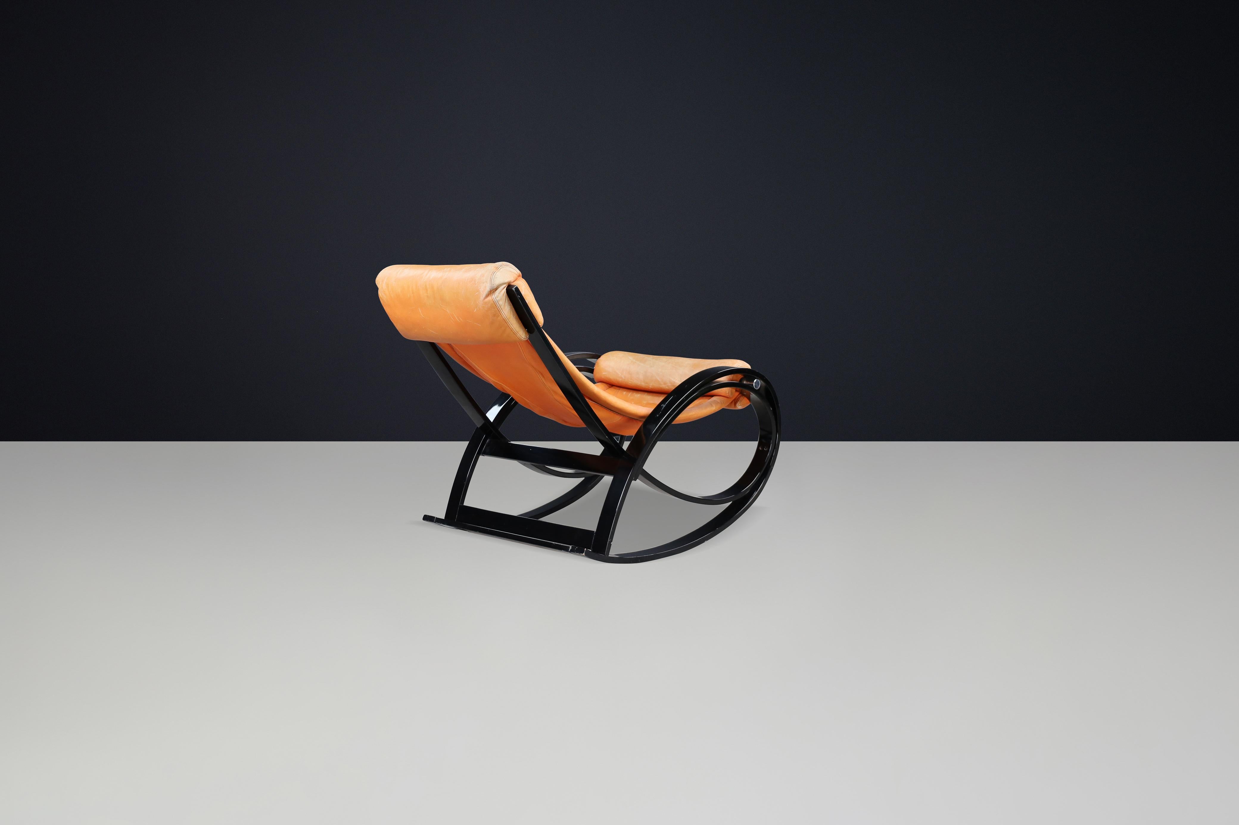 Silla mecedora Sgarsul de cuero coñac patinado, Gae Aulenti para Poltronova Italiano en venta
